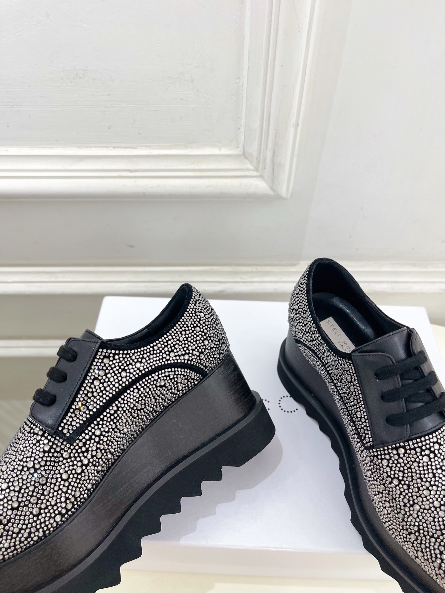 Stella McCartney 2025春夏新品 经典实木底满钻松糕鞋
—————————
作为这两年