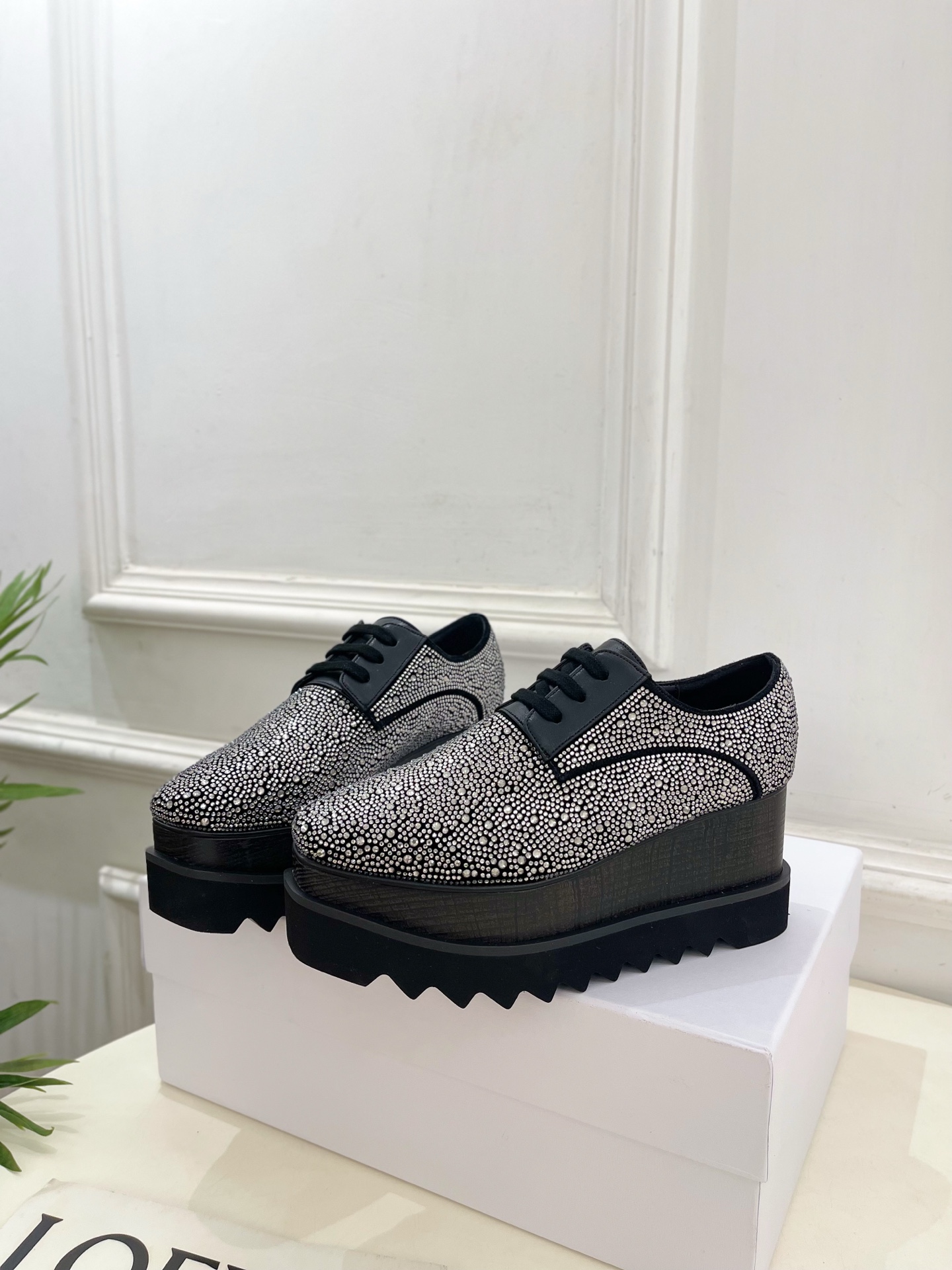 Stella McCartney 2025春夏新品 经典实木底满钻松糕鞋
—————————
作为这两年