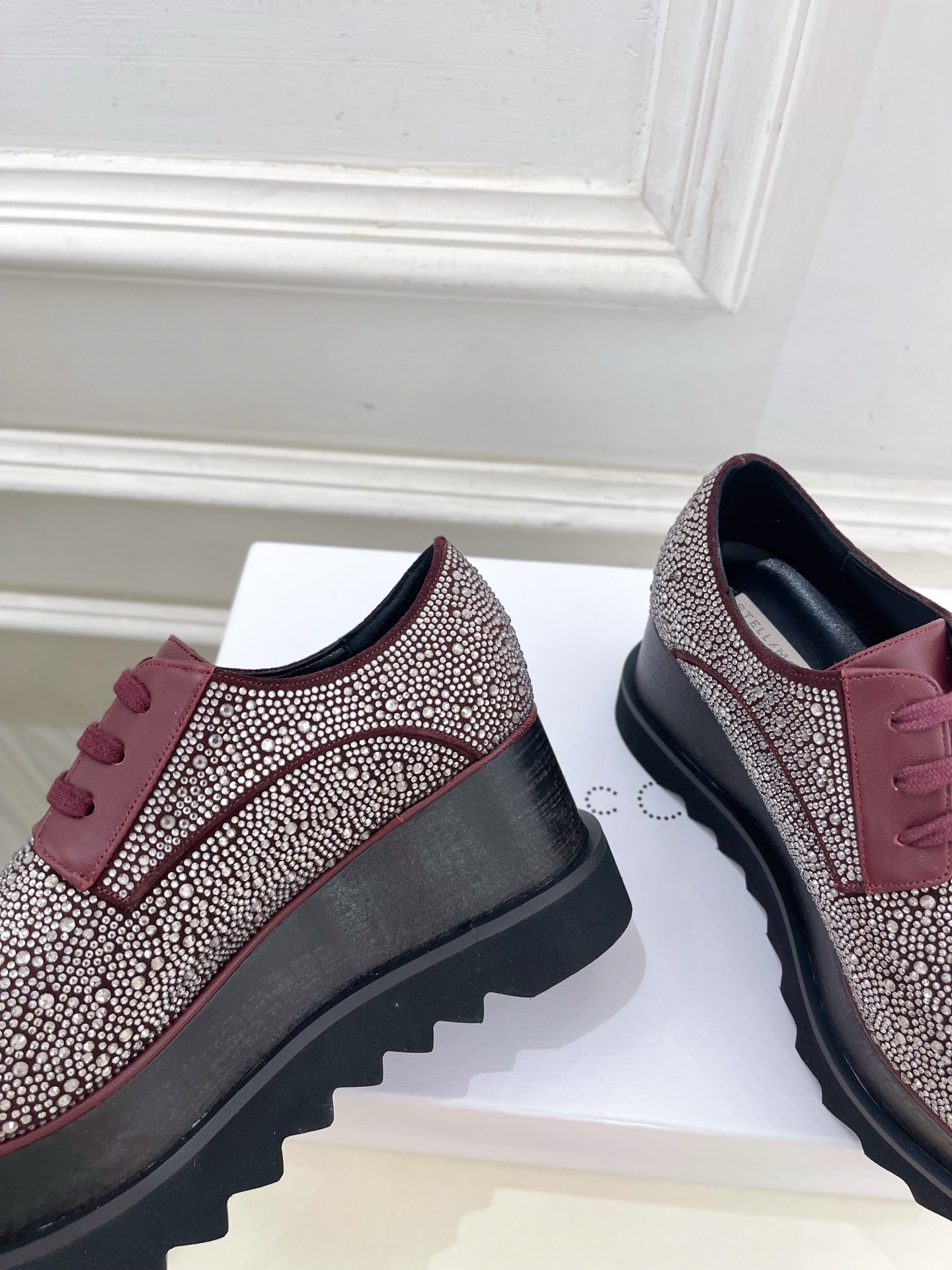 Stella McCartney 2025春夏新品 经典实木底满钻松糕鞋
—————————
作为这两年