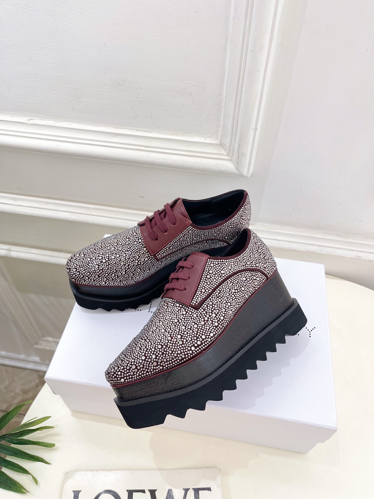 Stella McCartney 2025春夏新品 经典实木底满钻松糕鞋
—————————
作为这两年