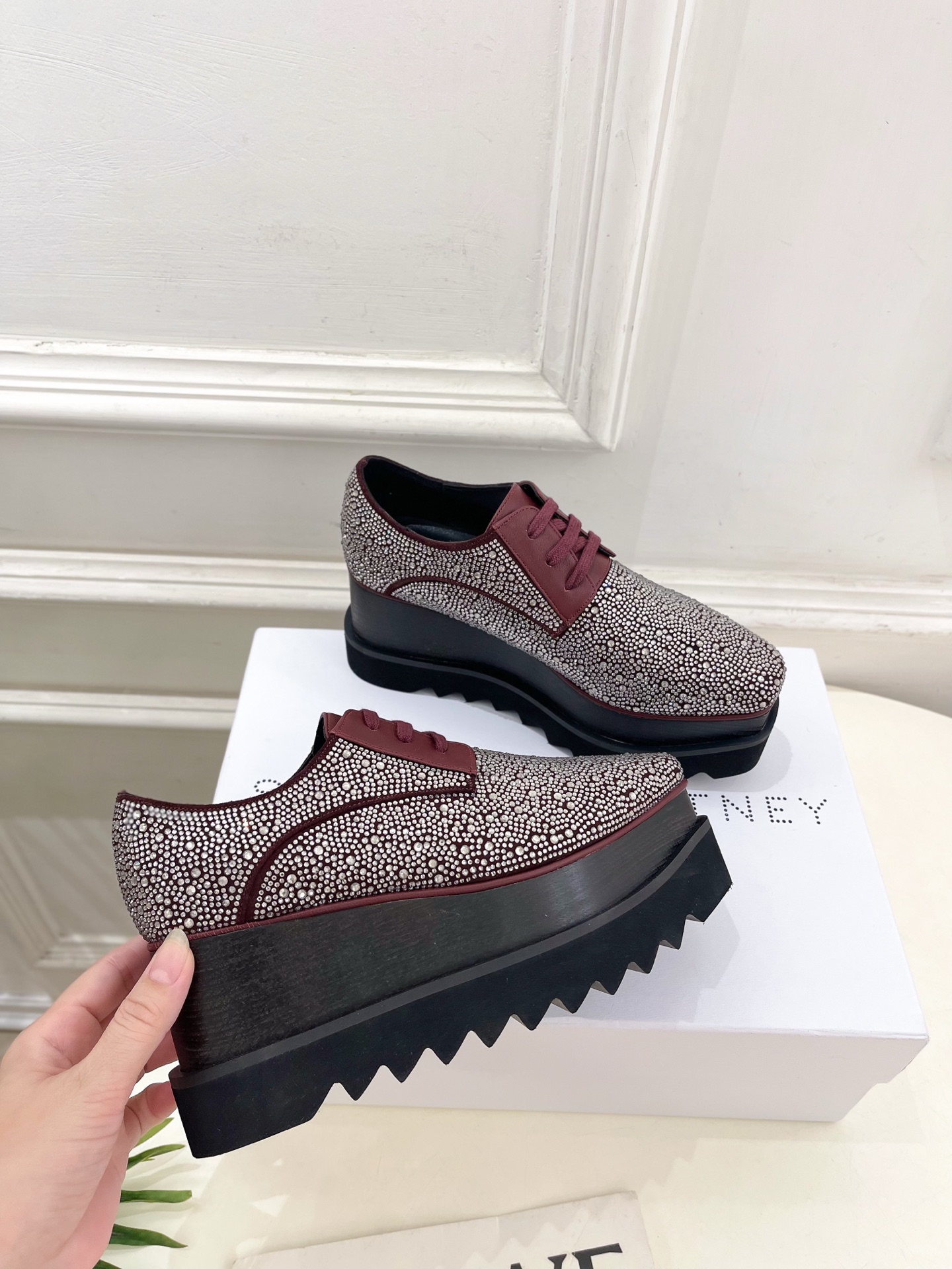 Stella McCartney 2025春夏新品 经典实木底满钻松糕鞋
—————————
作为这两年