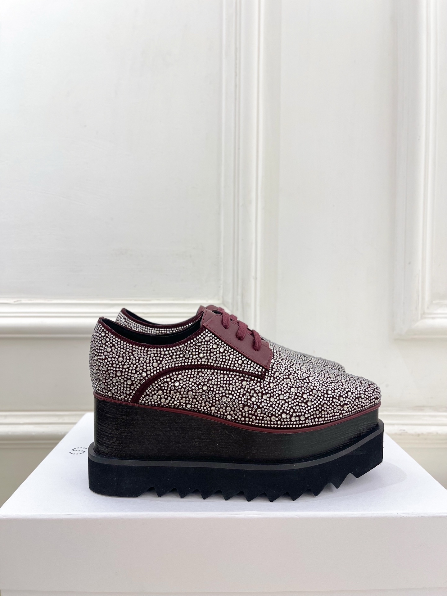 Stella McCartney 2025春夏新品 经典实木底满钻松糕鞋
—————————
作为这两年