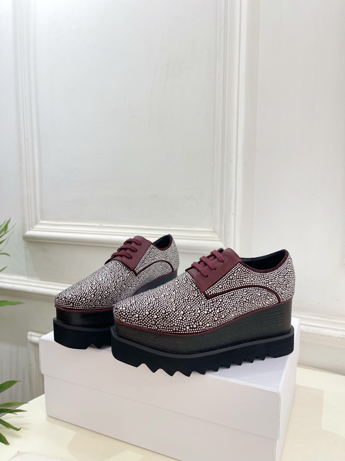 Stella McCartney 2025春夏新品 经典实木底满钻松糕鞋
—————————
作为这两年