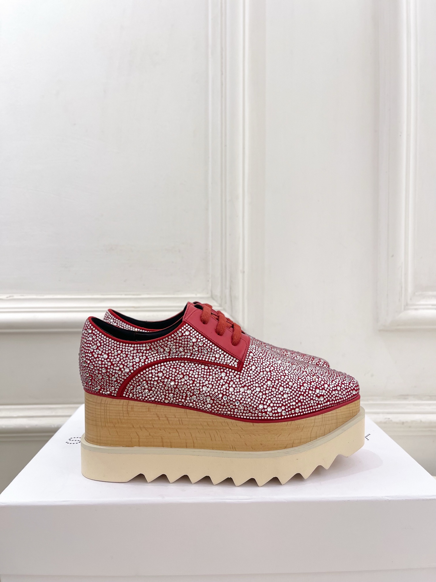 Stella McCartney 2025春夏新品 经典实木底满钻松糕鞋
—————————
作为这两年