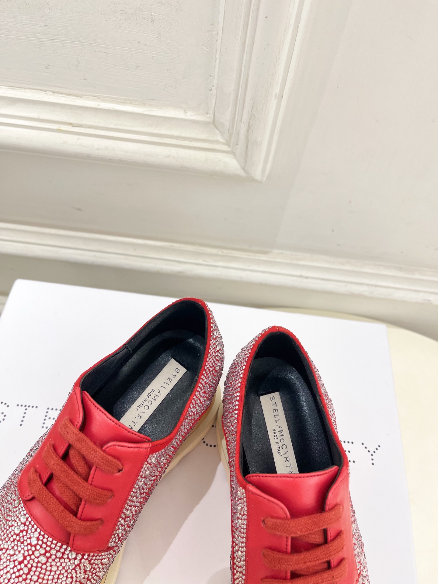 Stella McCartney 2025春夏新品 经典实木底满钻松糕鞋
—————————
作为这两年