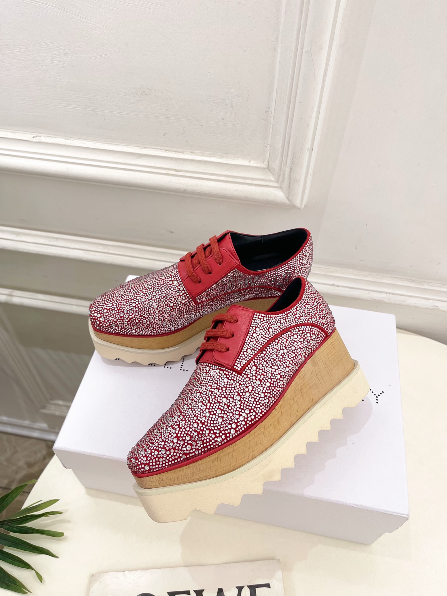Stella McCartney 2025春夏新品 经典实木底满钻松糕鞋
—————————
作为这两年