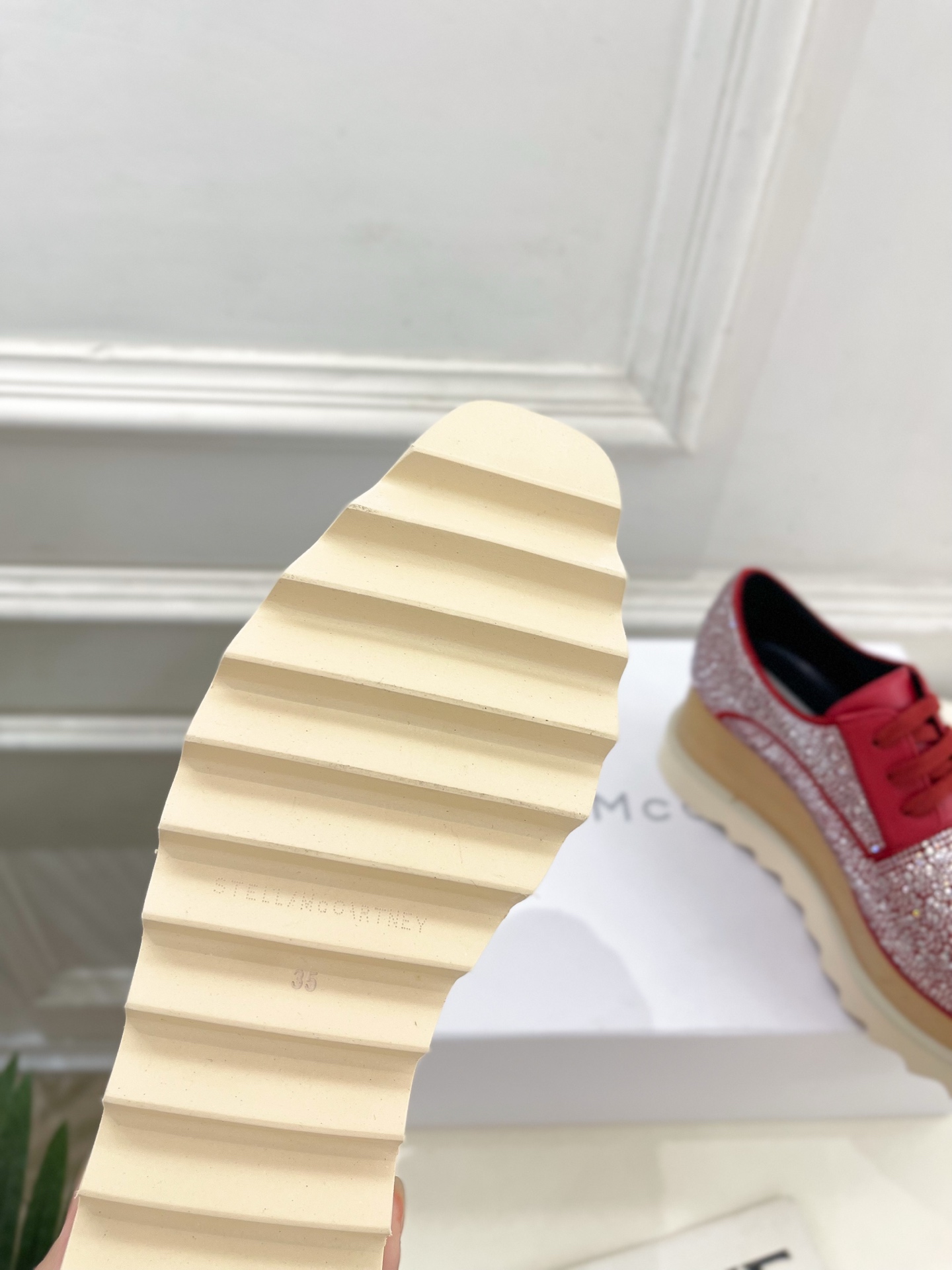 Stella McCartney 2025春夏新品 经典实木底满钻松糕鞋
—————————
作为这两年