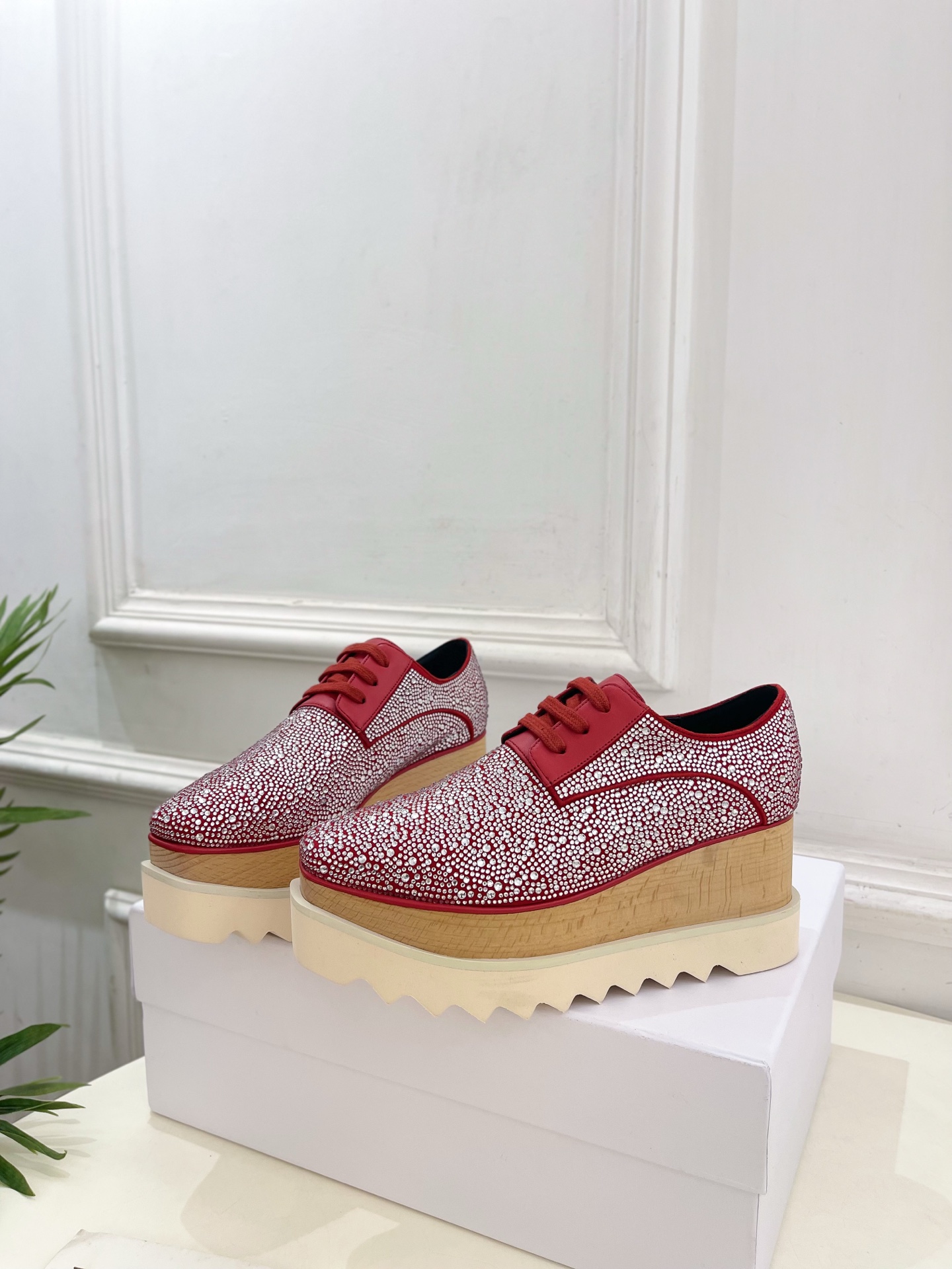 Stella McCartney 2025春夏新品 经典实木底满钻松糕鞋
—————————
作为这两年