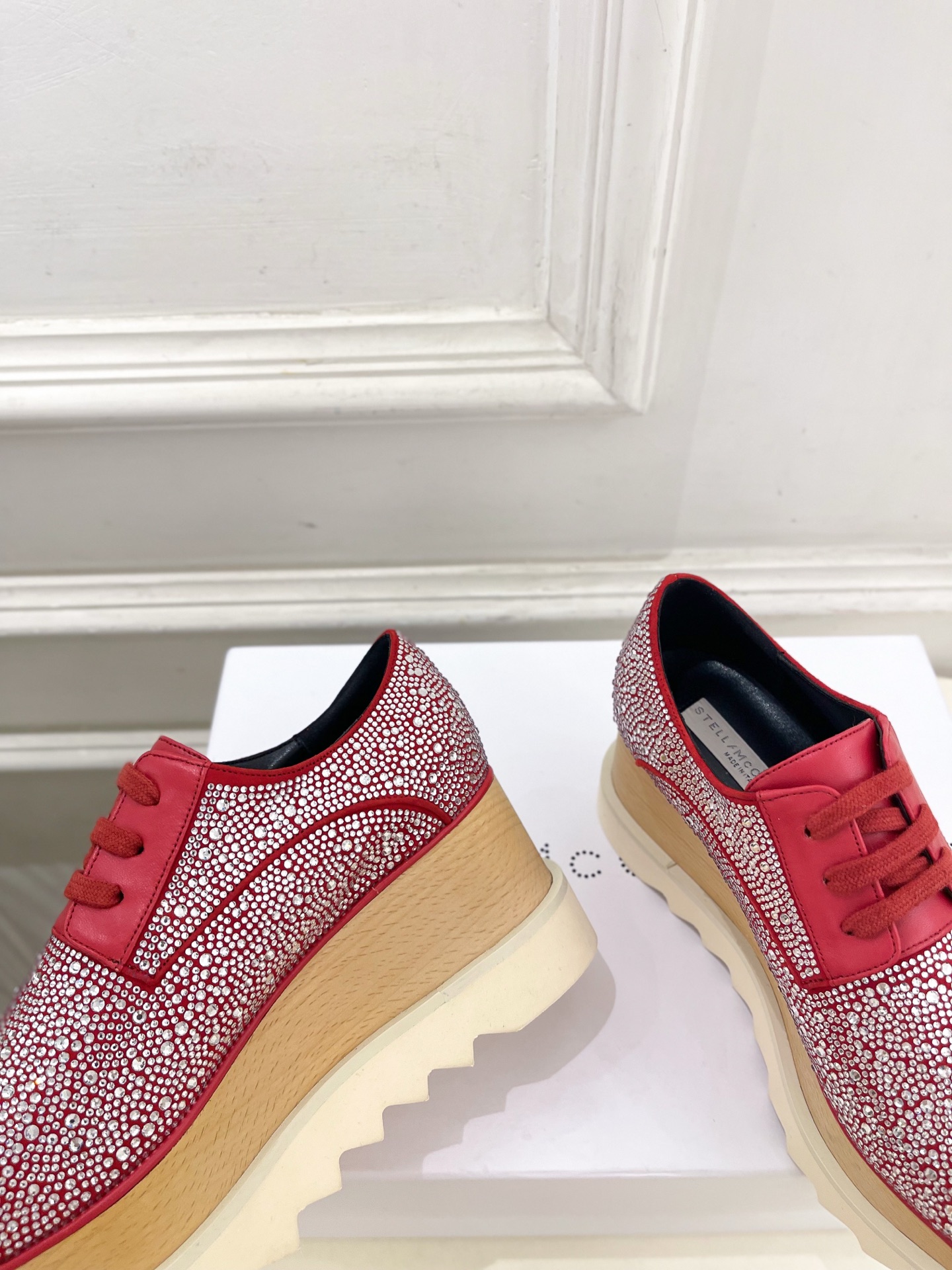 Stella McCartney 2025春夏新品 经典实木底满钻松糕鞋
—————————
作为这两年