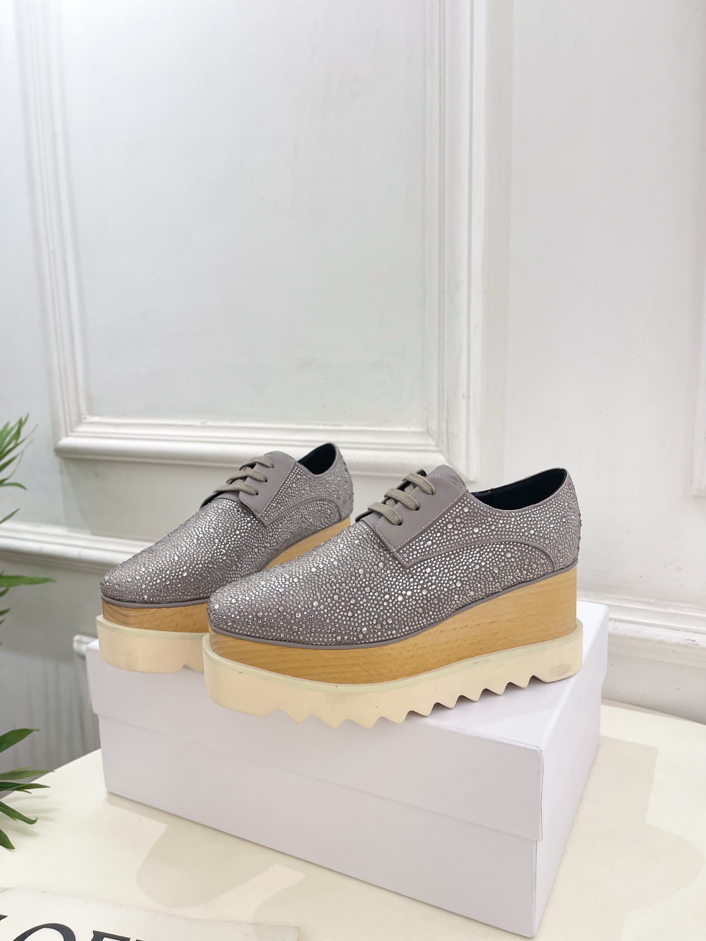 Stella McCartney 2025春夏新品 经典实木底满钻松糕鞋
—————————
作为这两年