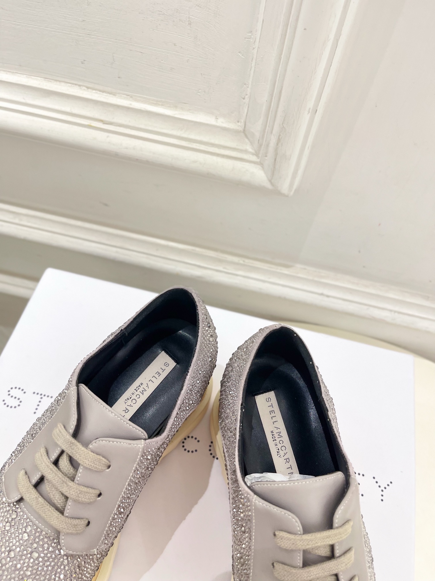 Stella McCartney 2025春夏新品 经典实木底满钻松糕鞋
—————————
作为这两年