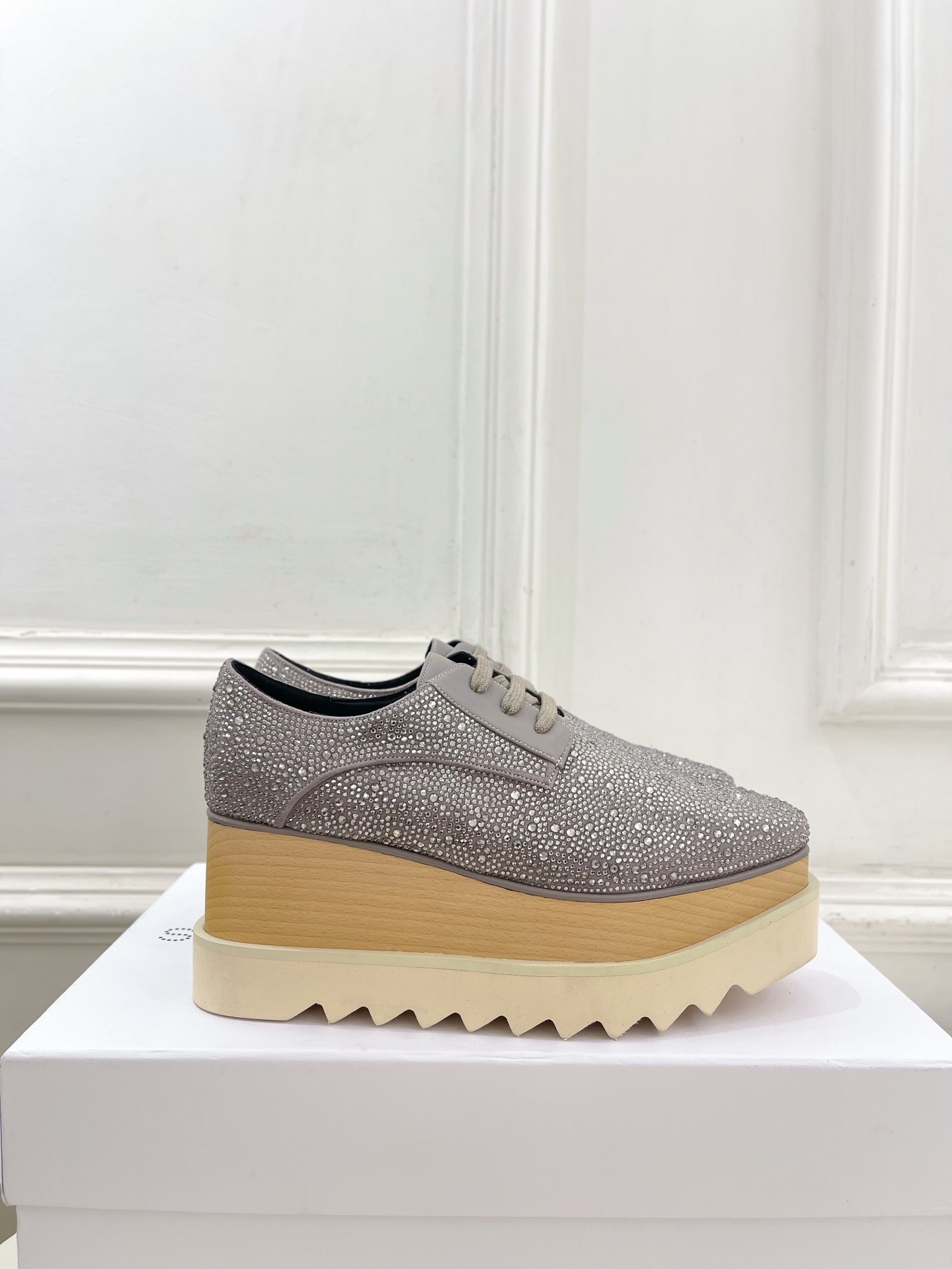 Stella McCartney 2025春夏新品 经典实木底满钻松糕鞋
—————————
作为这两年