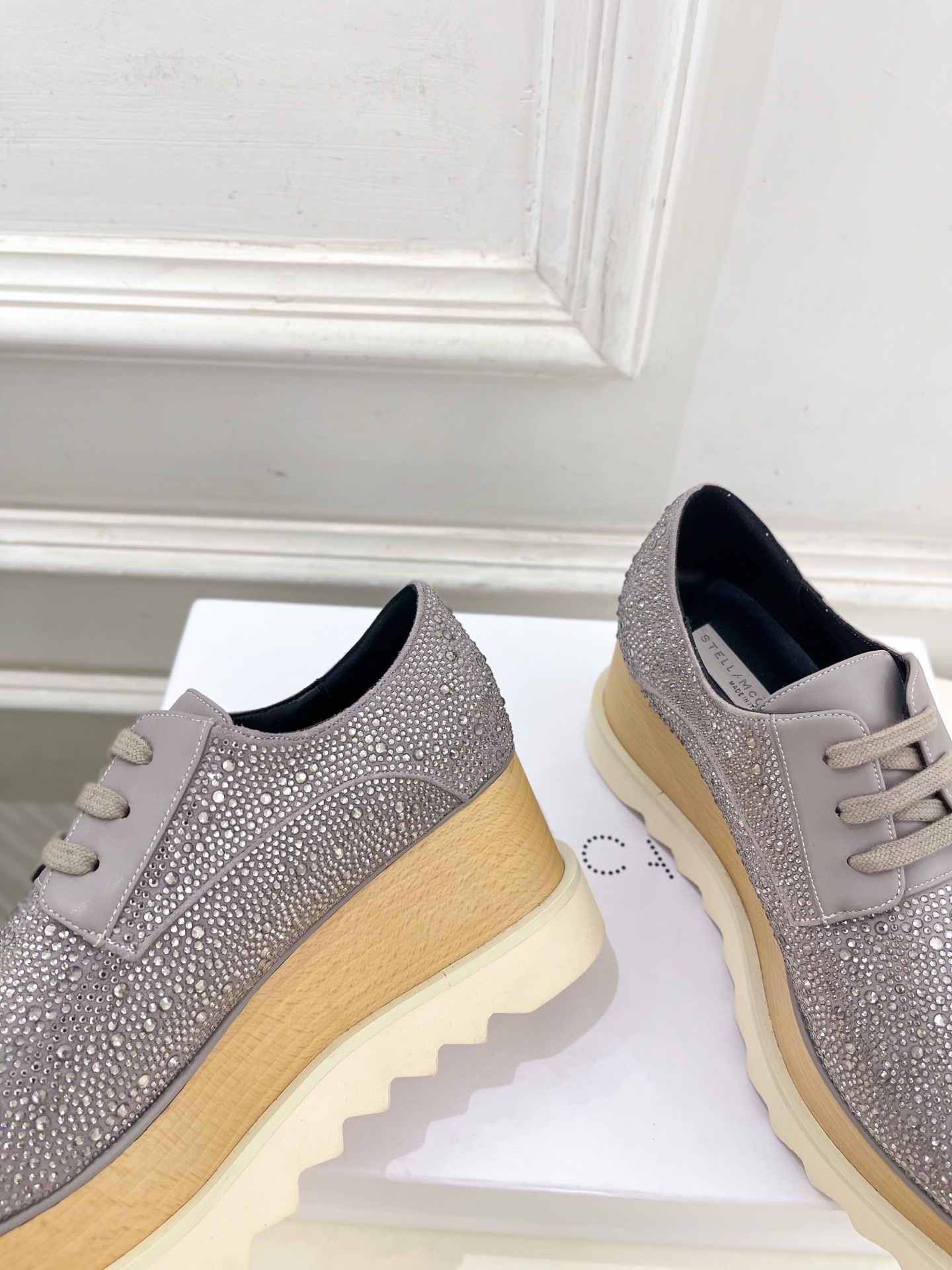 Stella McCartney 2025春夏新品 经典实木底满钻松糕鞋
—————————
作为这两年