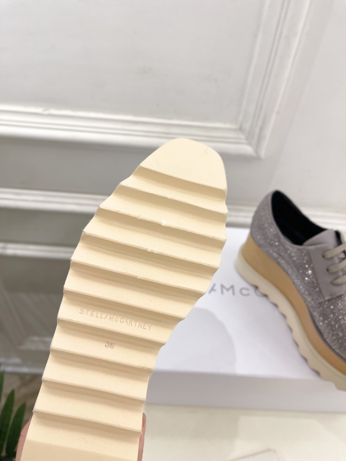 Stella McCartney 2025春夏新品 经典实木底满钻松糕鞋
—————————
作为这两年