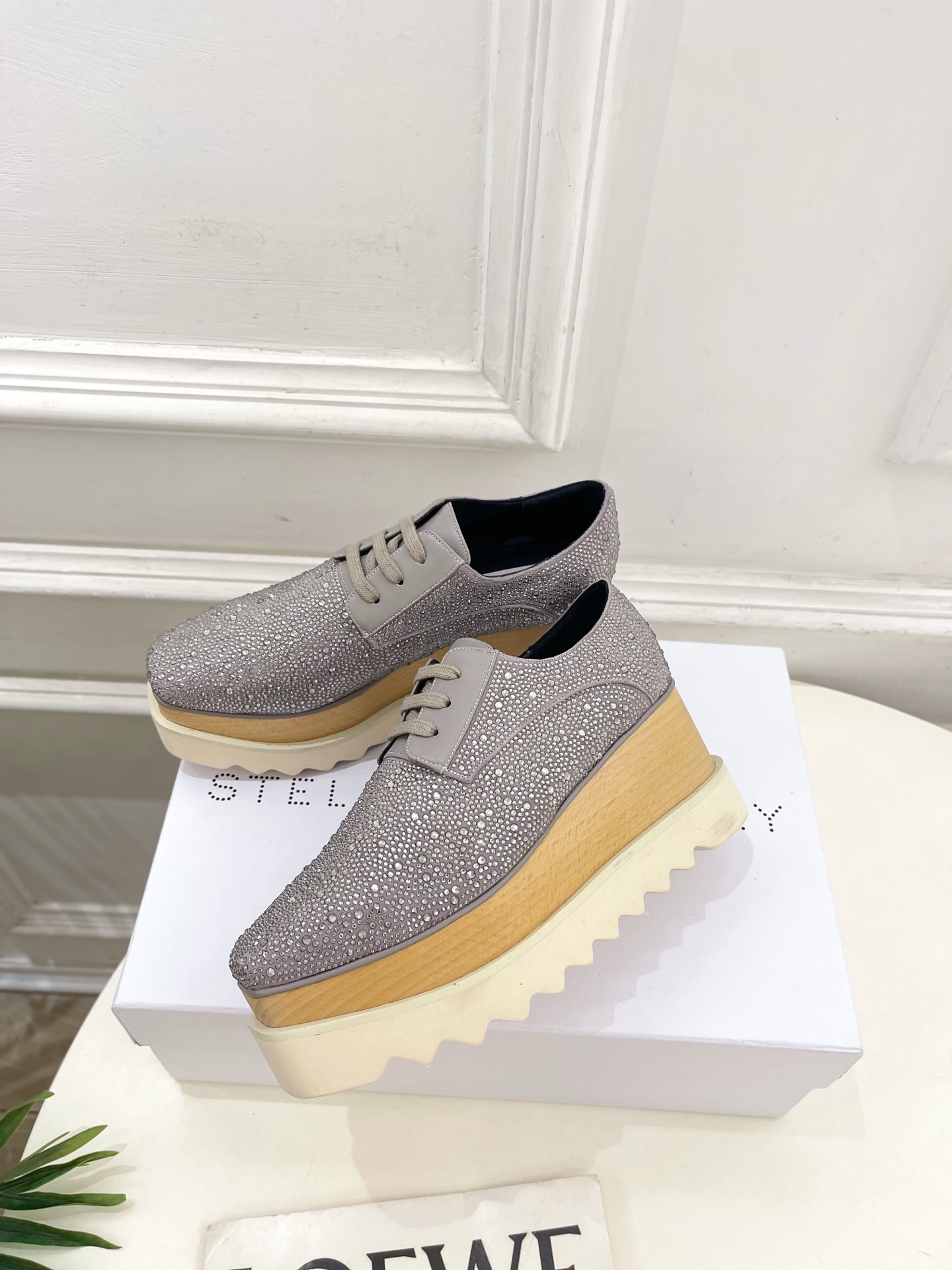 Stella McCartney 2025春夏新品 经典实木底满钻松糕鞋
—————————
作为这两年