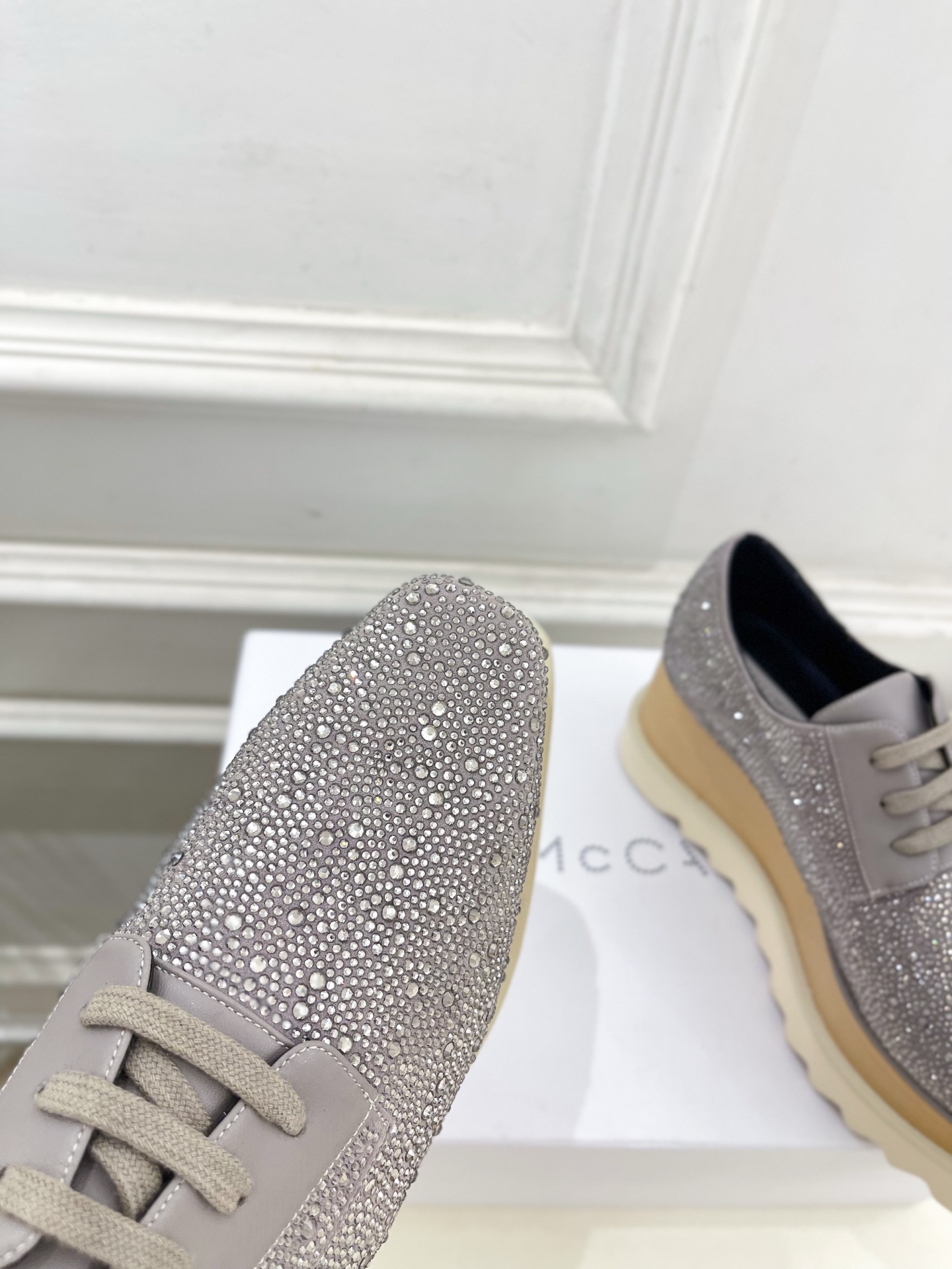 Stella McCartney 2025春夏新品 经典实木底满钻松糕鞋
—————————
作为这两年
