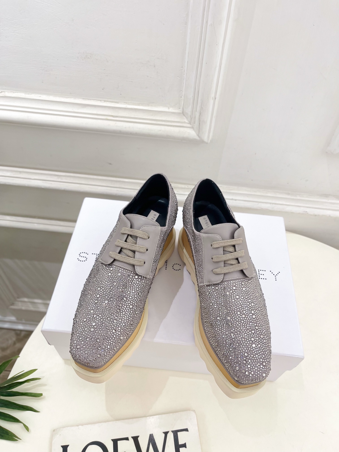 Stella McCartney 2025春夏新品 经典实木底满钻松糕鞋
—————————
作为这两年