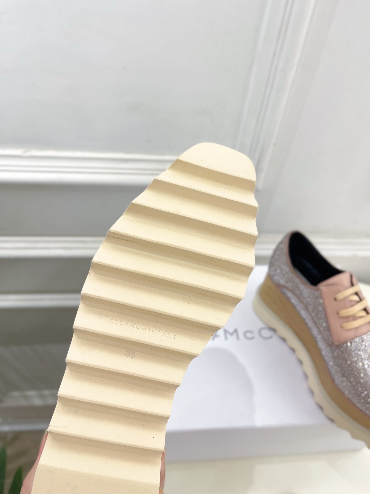 Stella McCartney 2025春夏新品 经典实木底满钻松糕鞋
—————————
作为这两年