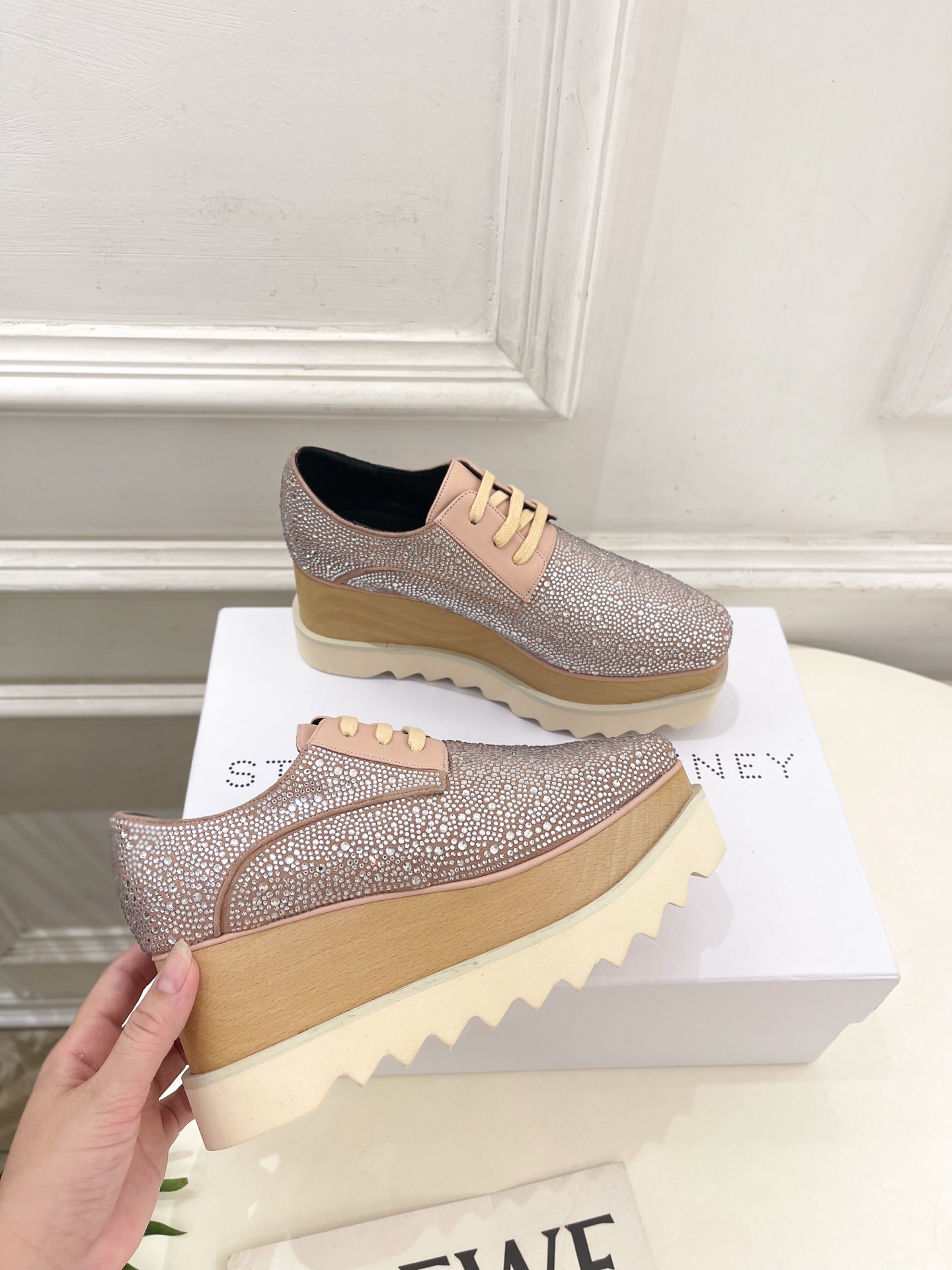 Stella McCartney 2025春夏新品 经典实木底满钻松糕鞋
—————————
作为这两年