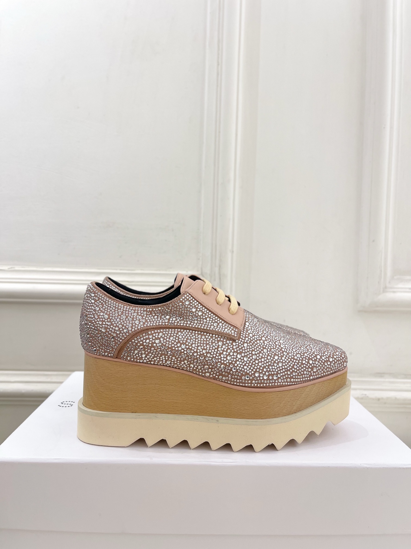 Stella McCartney 2025春夏新品 经典实木底满钻松糕鞋
—————————
作为这两年