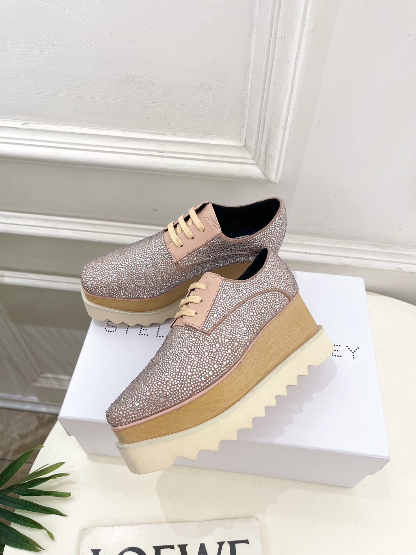 Stella McCartney 2025春夏新品 经典实木底满钻松糕鞋
—————————
作为这两年