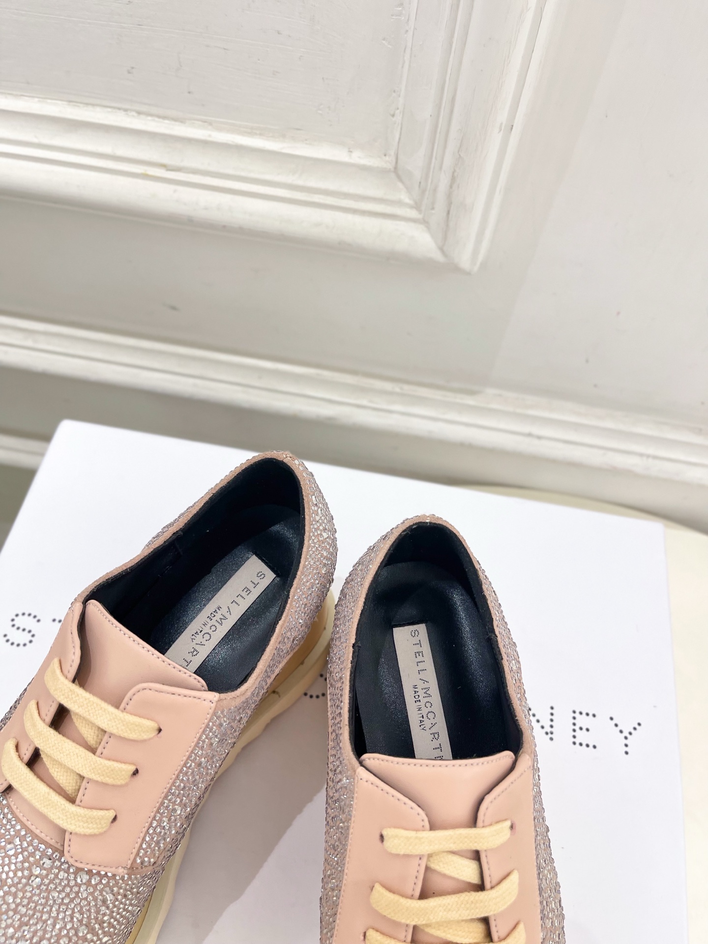 Stella McCartney 2025春夏新品 经典实木底满钻松糕鞋
—————————
作为这两年