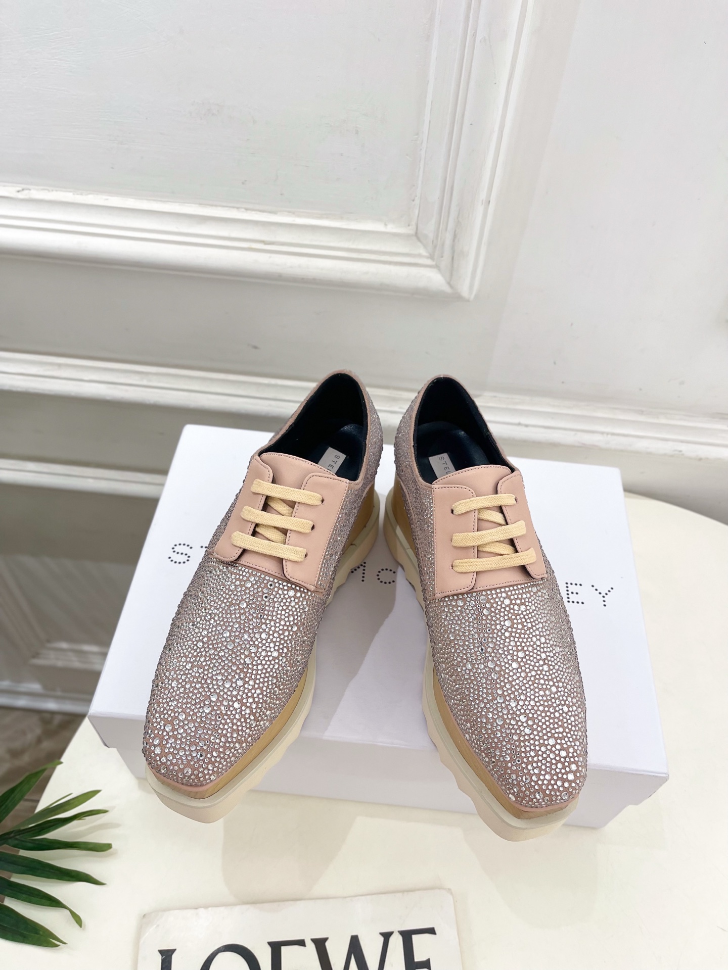 Stella McCartney 2025春夏新品 经典实木底满钻松糕鞋
—————————
作为这两年