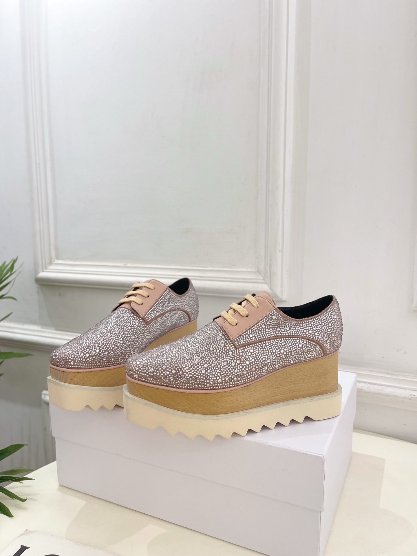 Stella McCartney 2025春夏新品 经典实木底满钻松糕鞋
—————————
作为这两年