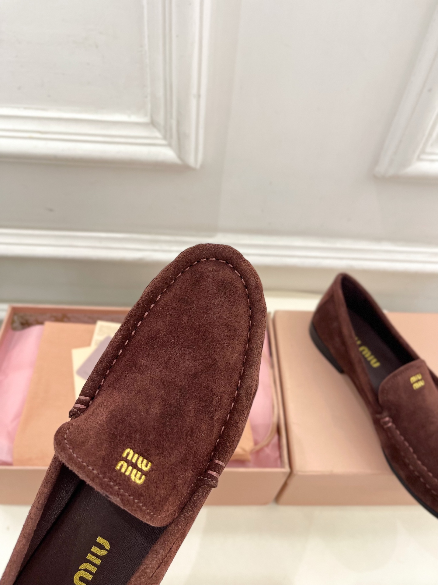 Miu Miu | 缪缪  25𝐬𝐬

🖤2025春夏新品   专柜主打最新走秀款 经典字母复古乐福鞋 
