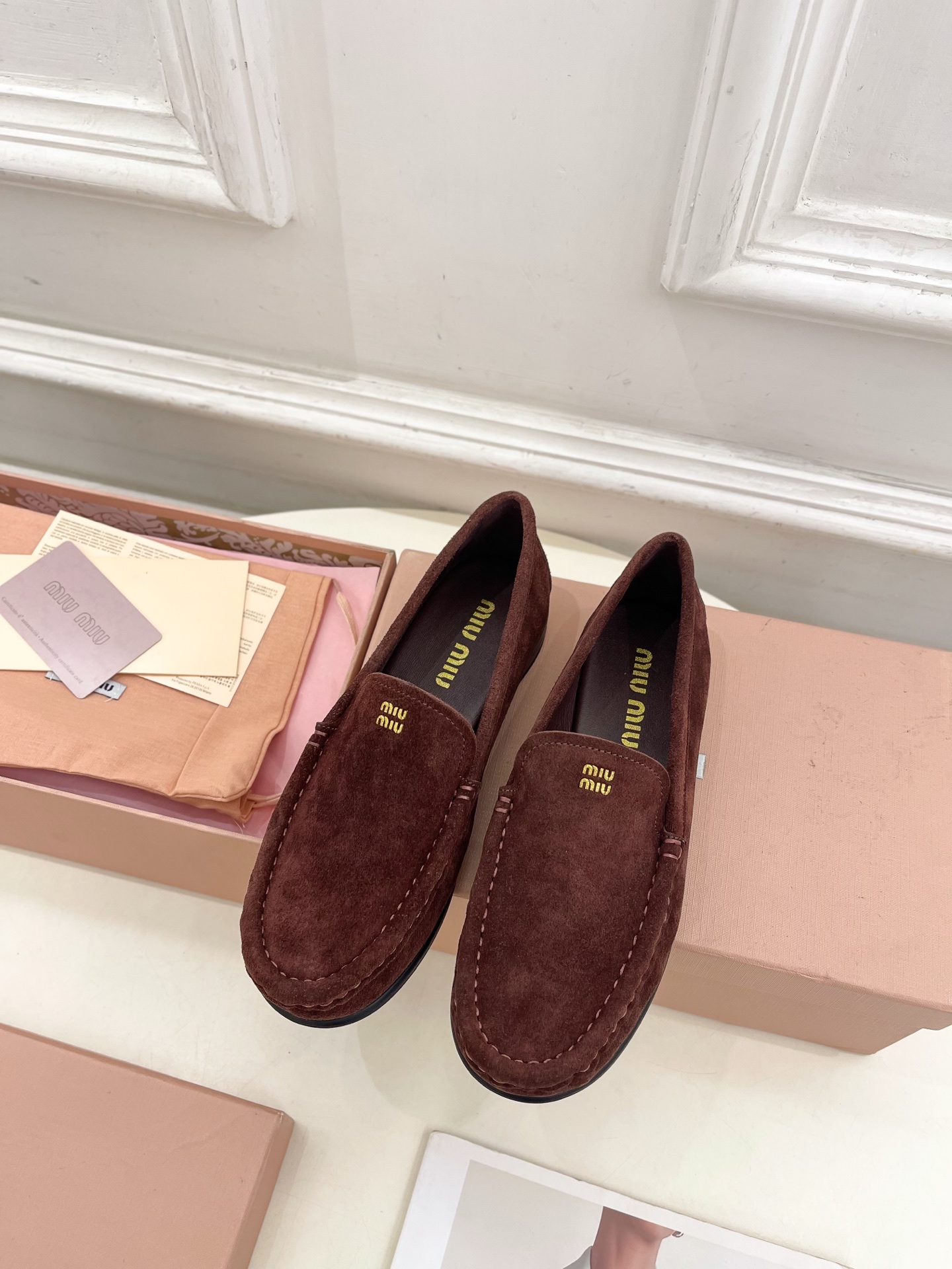 Miu Miu | 缪缪  25𝐬𝐬

🖤2025春夏新品   专柜主打最新走秀款 经典字母复古乐福鞋 