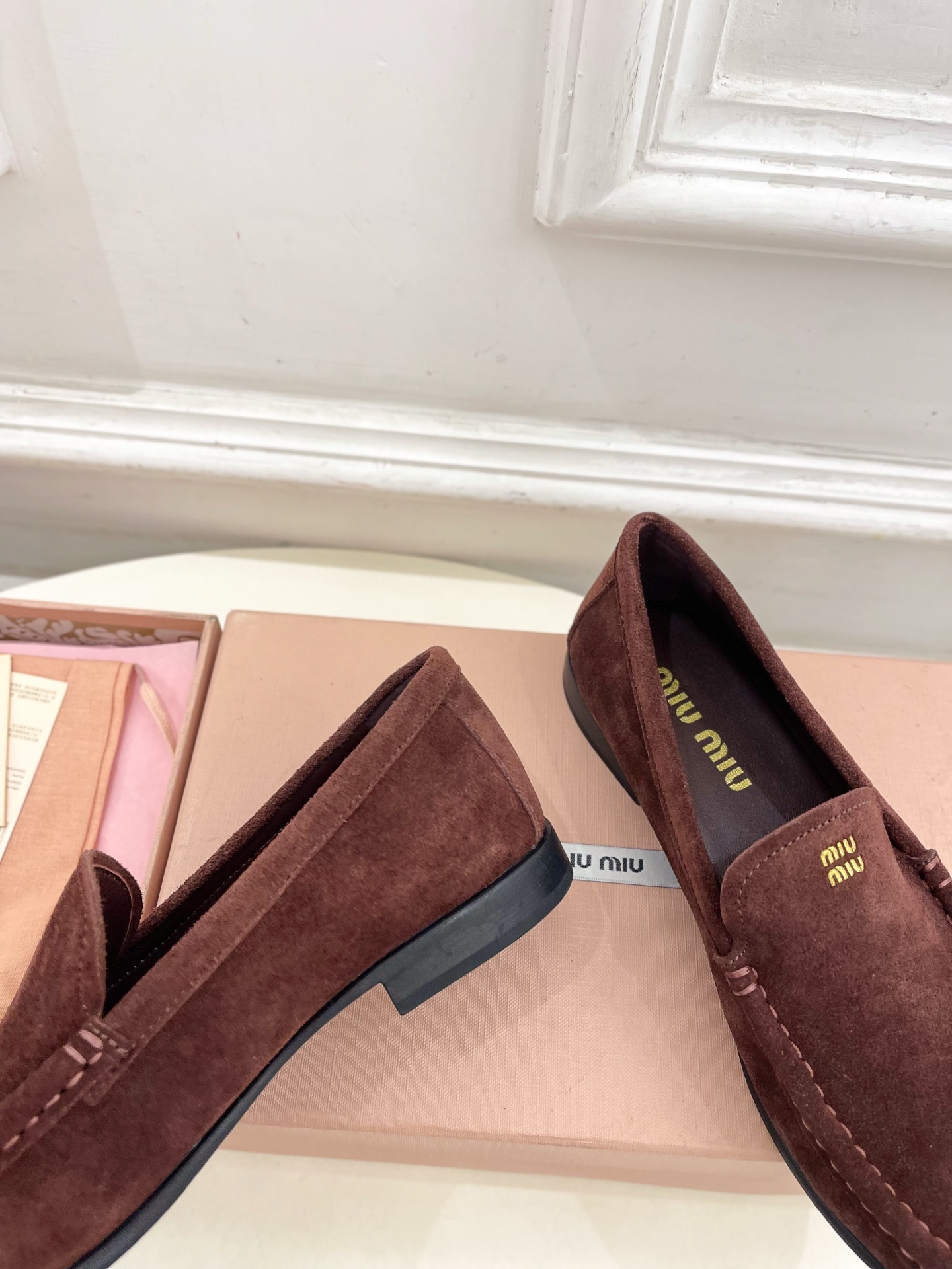 Miu Miu | 缪缪  25𝐬𝐬

🖤2025春夏新品   专柜主打最新走秀款 经典字母复古乐福鞋 