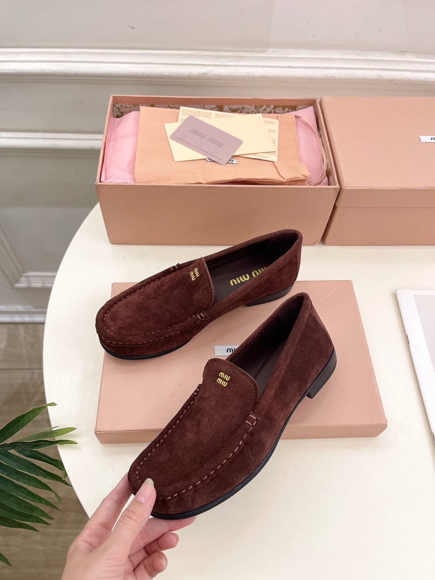 Miu Miu | 缪缪  25𝐬𝐬

🖤2025春夏新品   专柜主打最新走秀款 经典字母复古乐福鞋 