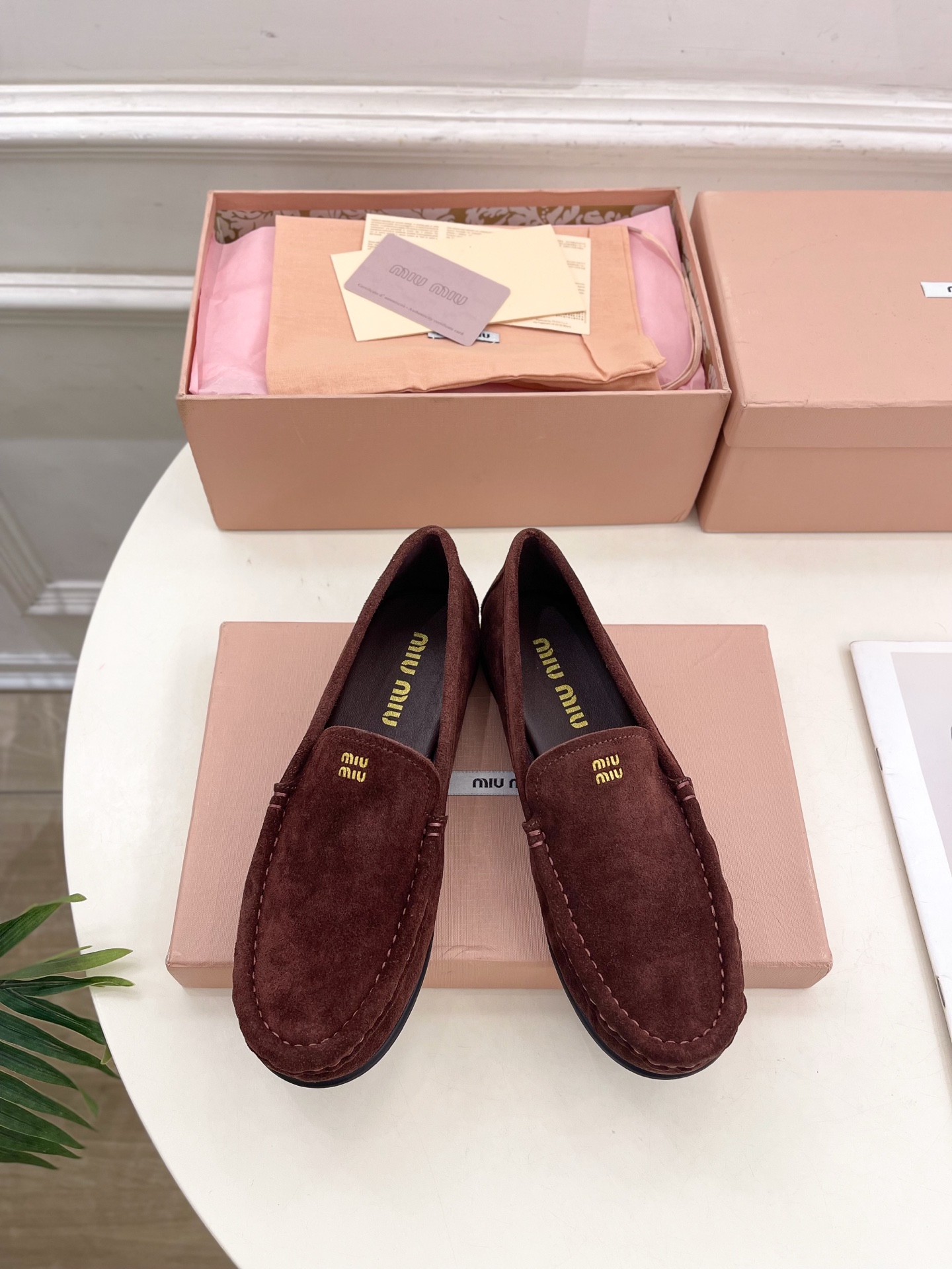 Miu Miu | 缪缪  25𝐬𝐬

🖤2025春夏新品   专柜主打最新走秀款 经典字母复古乐福鞋 