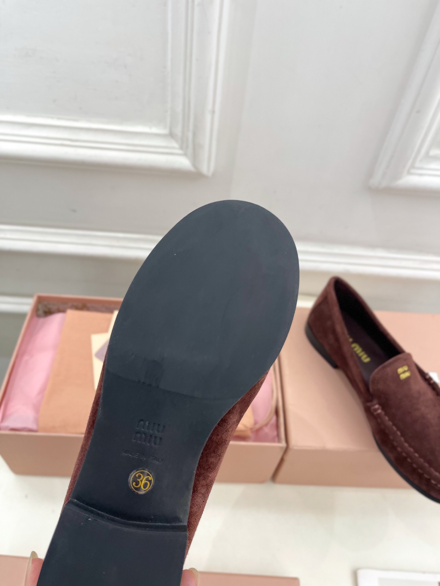 Miu Miu | 缪缪  25𝐬𝐬

🖤2025春夏新品   专柜主打最新走秀款 经典字母复古乐福鞋 