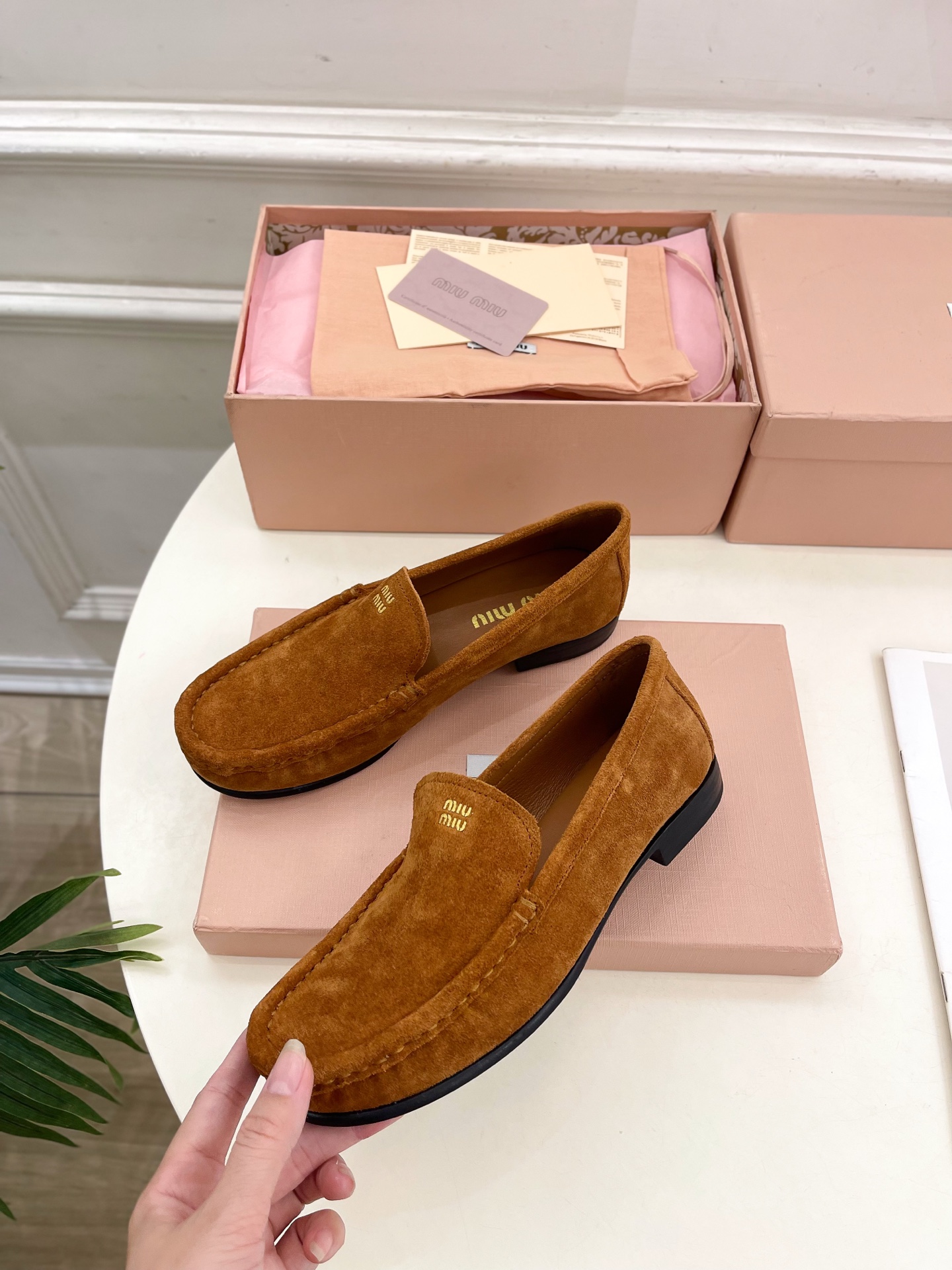 Miu Miu | 缪缪  25𝐬𝐬

🖤2025春夏新品   专柜主打最新走秀款 经典字母复古乐福鞋 