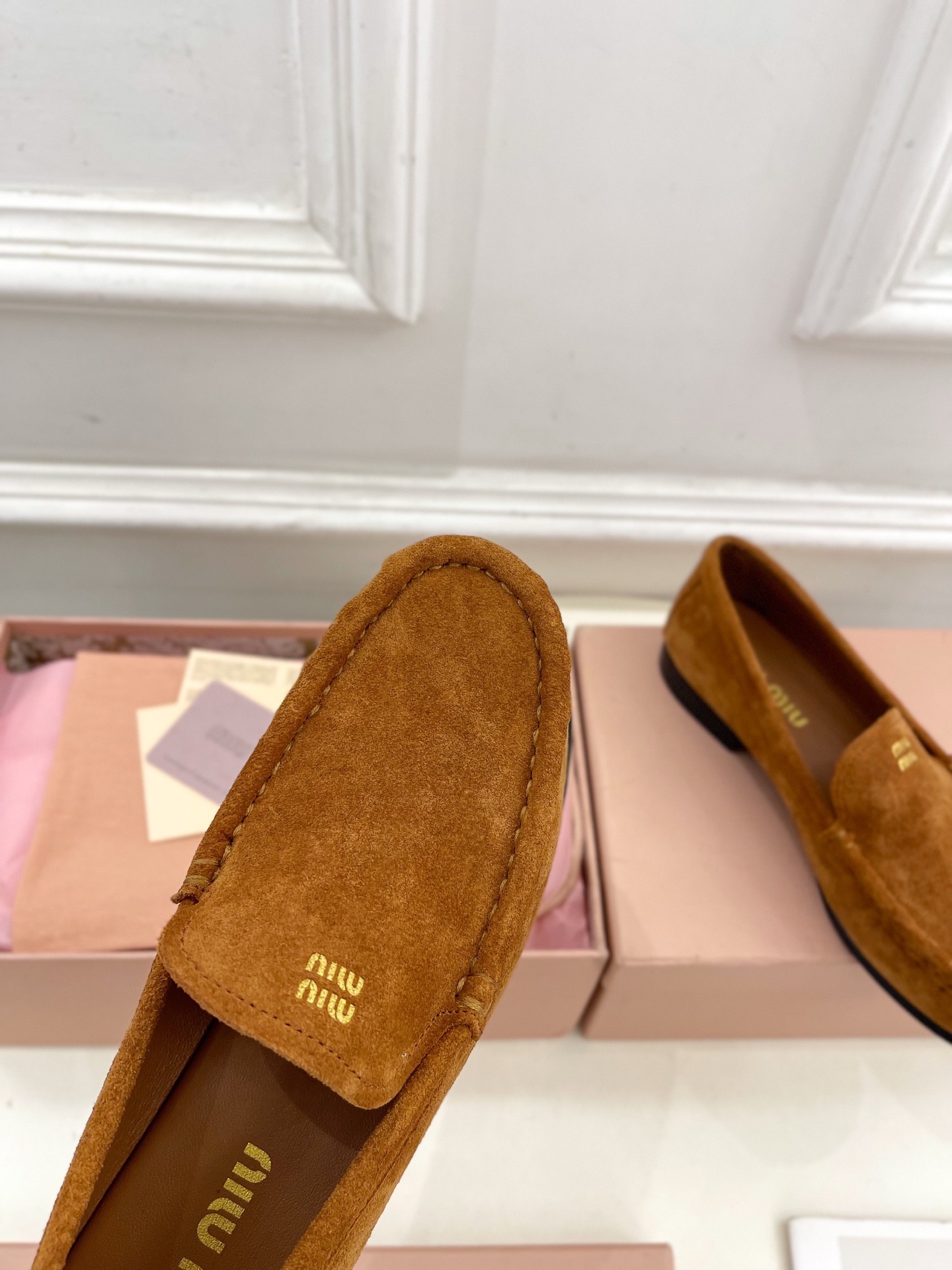 Miu Miu | 缪缪  25𝐬𝐬

🖤2025春夏新品   专柜主打最新走秀款 经典字母复古乐福鞋 