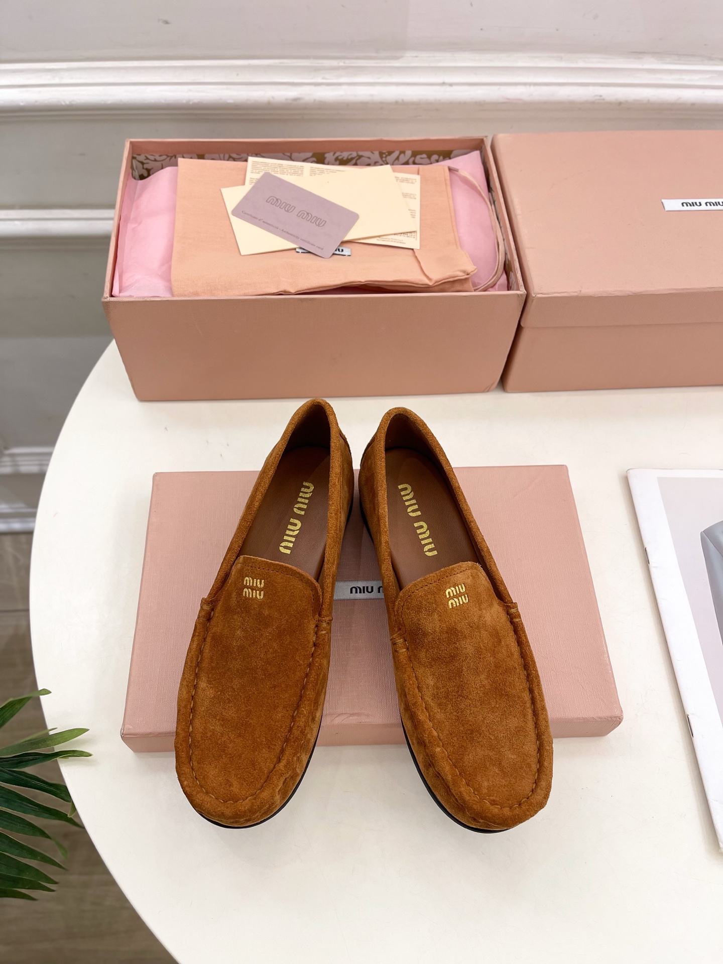 Miu Miu | 缪缪  25𝐬𝐬

🖤2025春夏新品   专柜主打最新走秀款 经典字母复古乐福鞋 