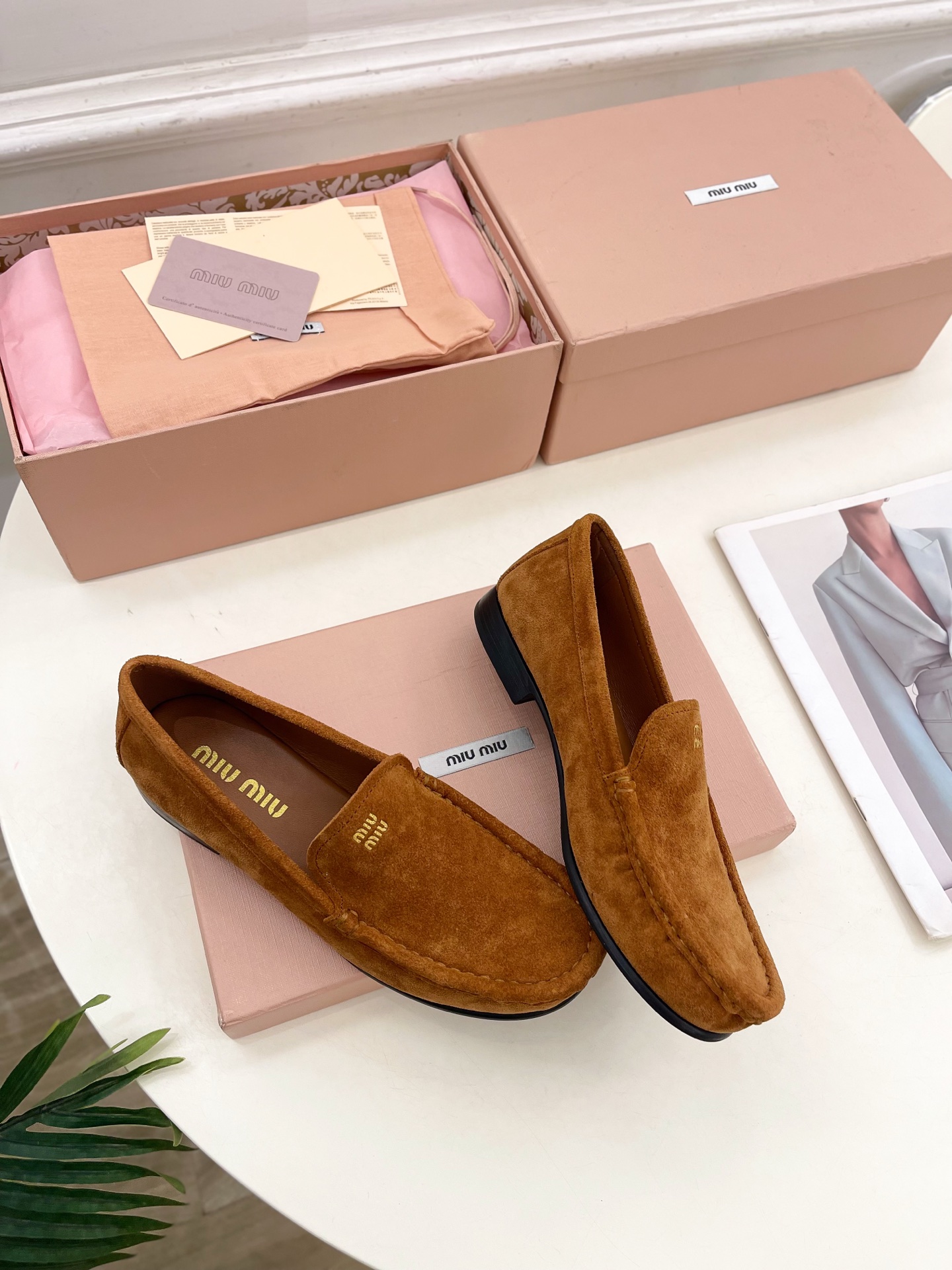 Miu Miu | 缪缪  25𝐬𝐬

🖤2025春夏新品   专柜主打最新走秀款 经典字母复古乐福鞋 
