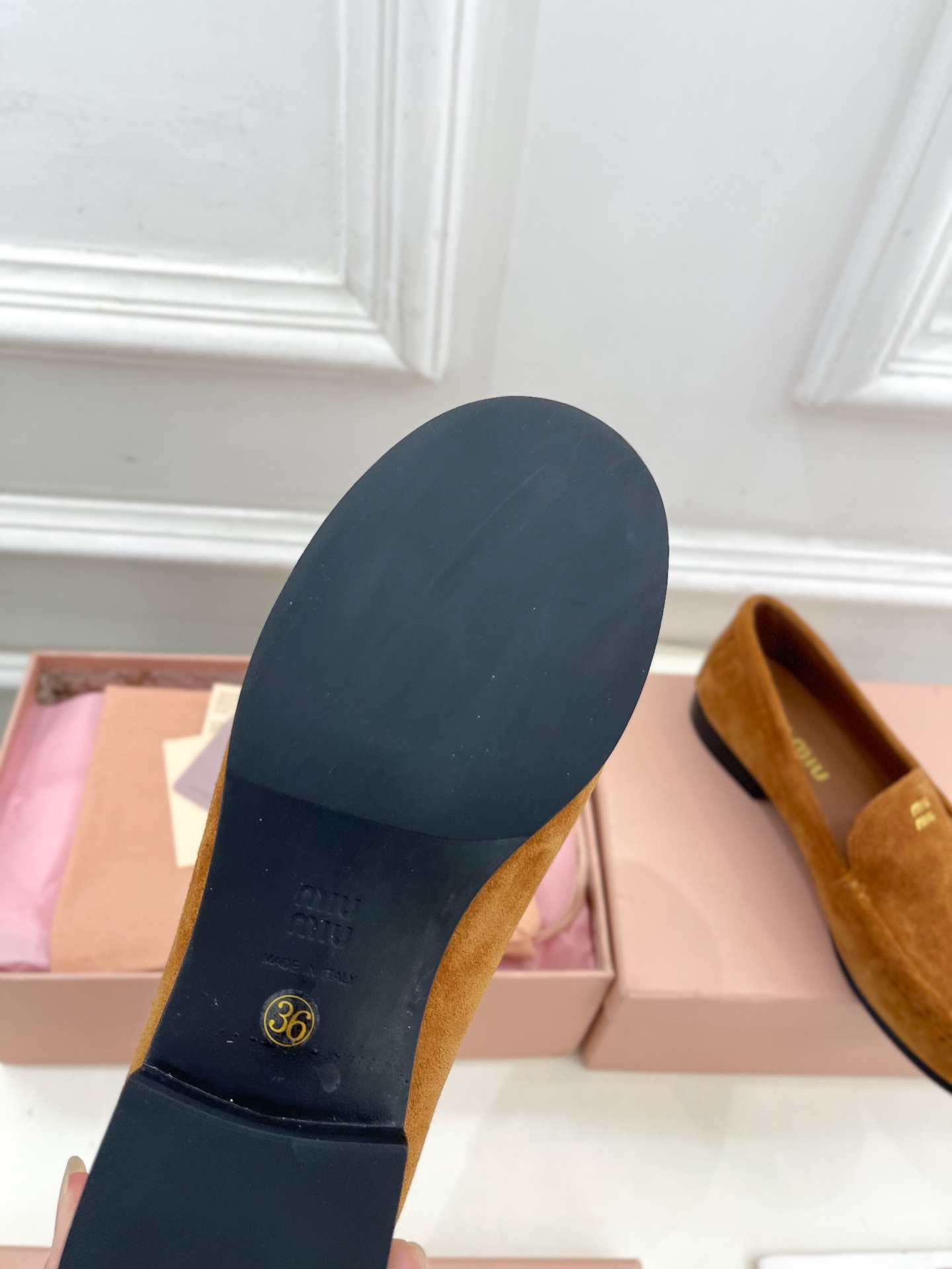 Miu Miu | 缪缪  25𝐬𝐬

🖤2025春夏新品   专柜主打最新走秀款 经典字母复古乐福鞋 