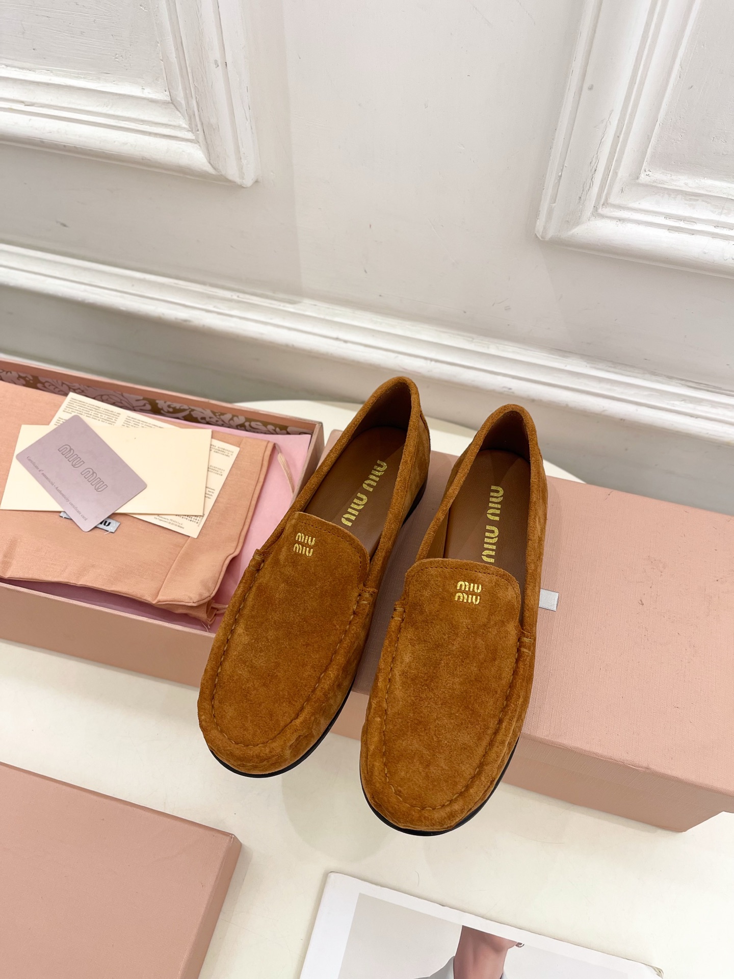 Miu Miu | 缪缪  25𝐬𝐬

🖤2025春夏新品   专柜主打最新走秀款 经典字母复古乐福鞋 