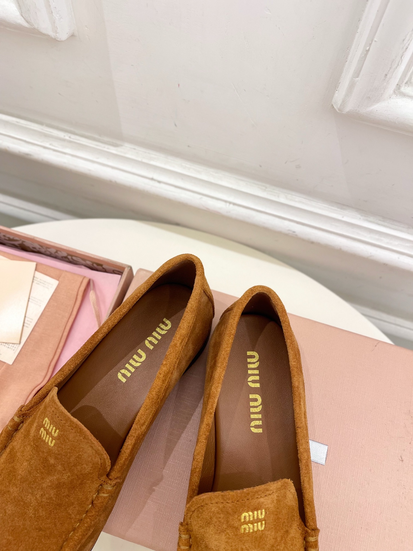 Miu Miu | 缪缪  25𝐬𝐬

🖤2025春夏新品   专柜主打最新走秀款 经典字母复古乐福鞋 