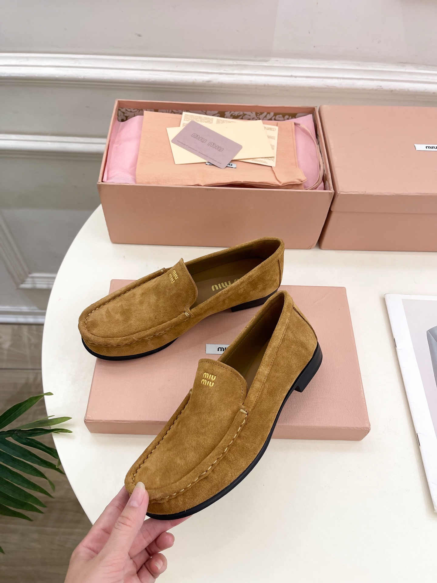 Miu Miu | 缪缪  25𝐬𝐬

🖤2025春夏新品   专柜主打最新走秀款 经典字母复古乐福鞋 