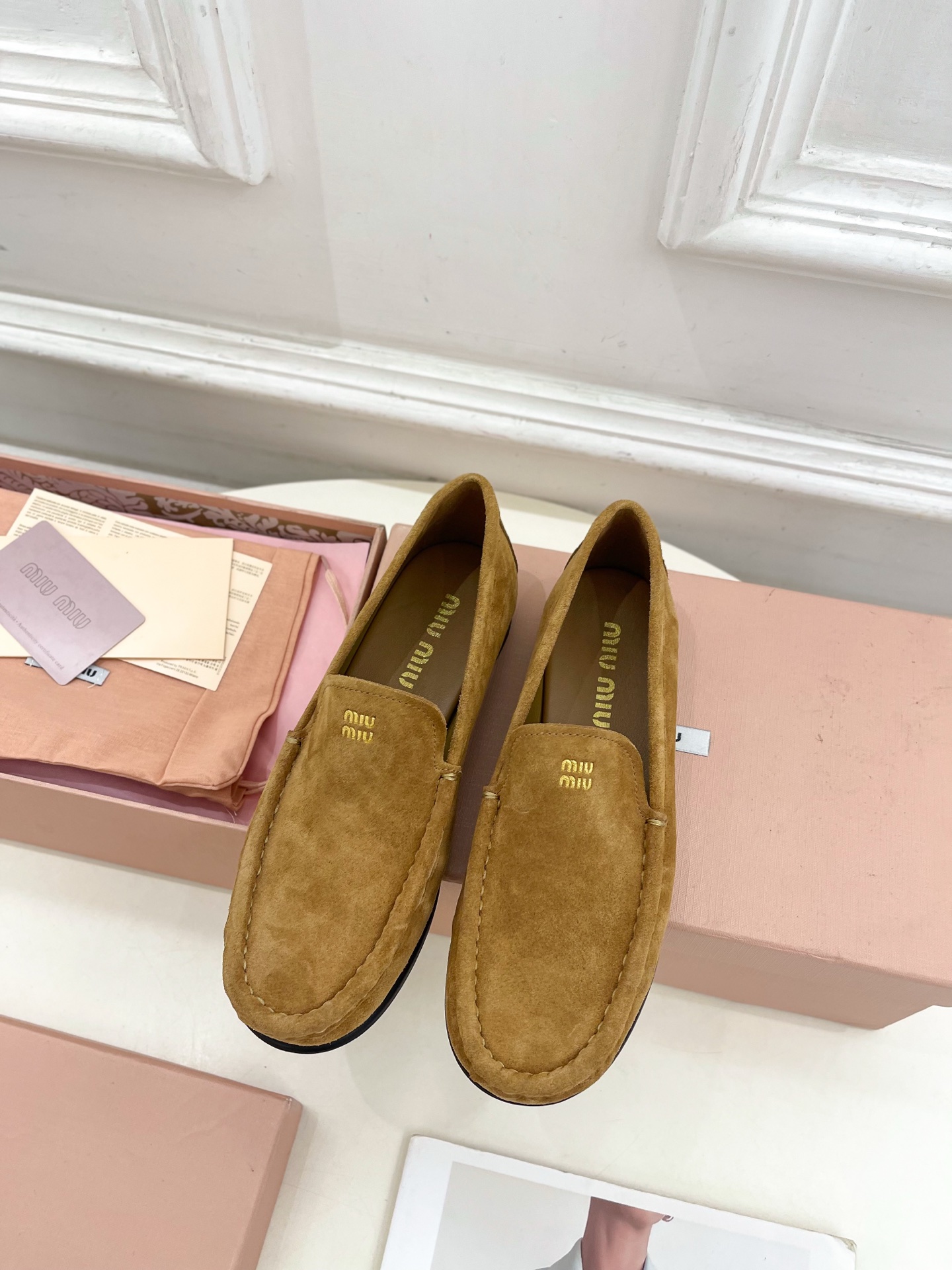 Miu Miu | 缪缪  25𝐬𝐬

🖤2025春夏新品   专柜主打最新走秀款 经典字母复古乐福鞋 