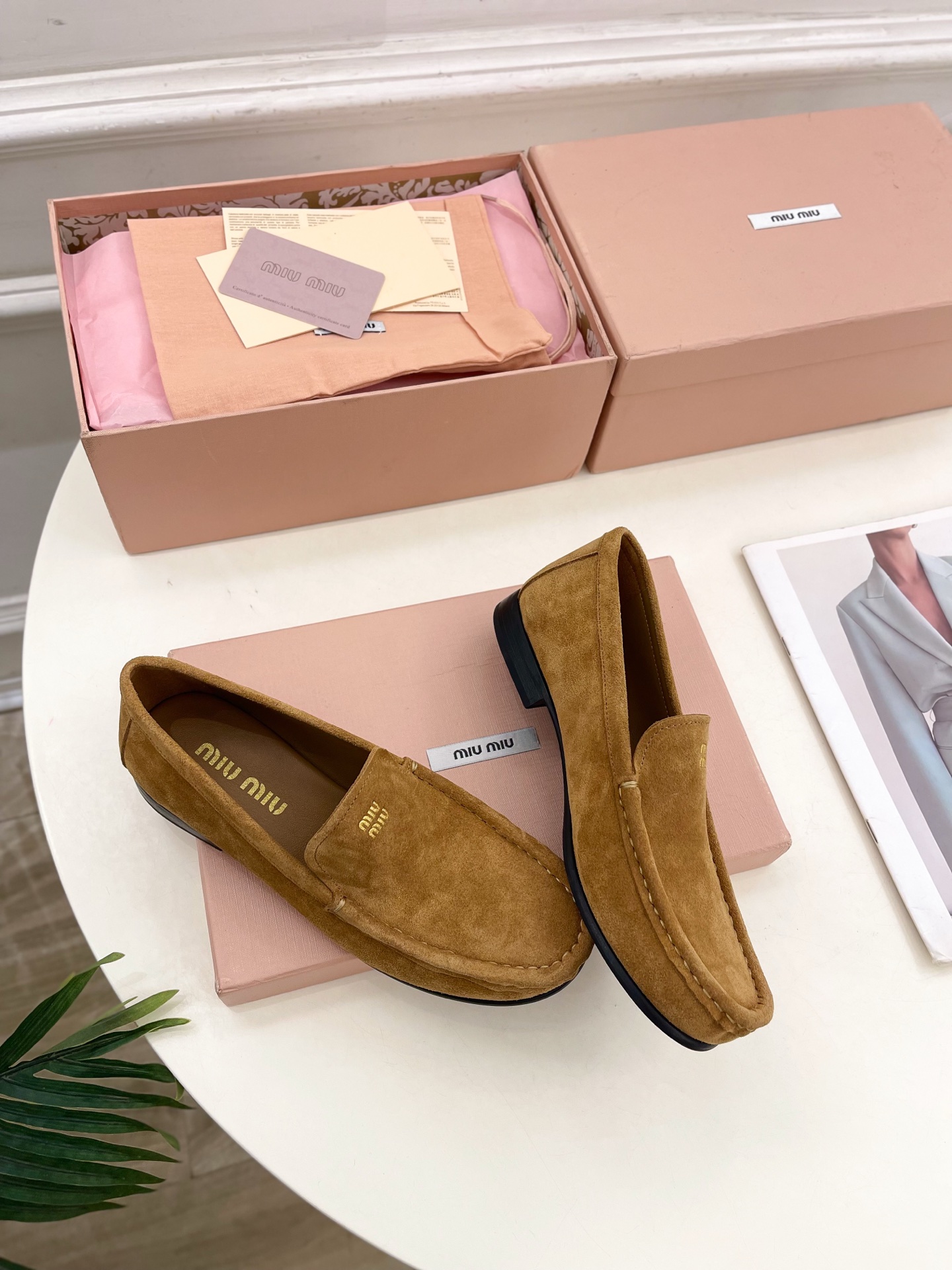 Miu Miu | 缪缪  25𝐬𝐬

🖤2025春夏新品   专柜主打最新走秀款 经典字母复古乐福鞋 