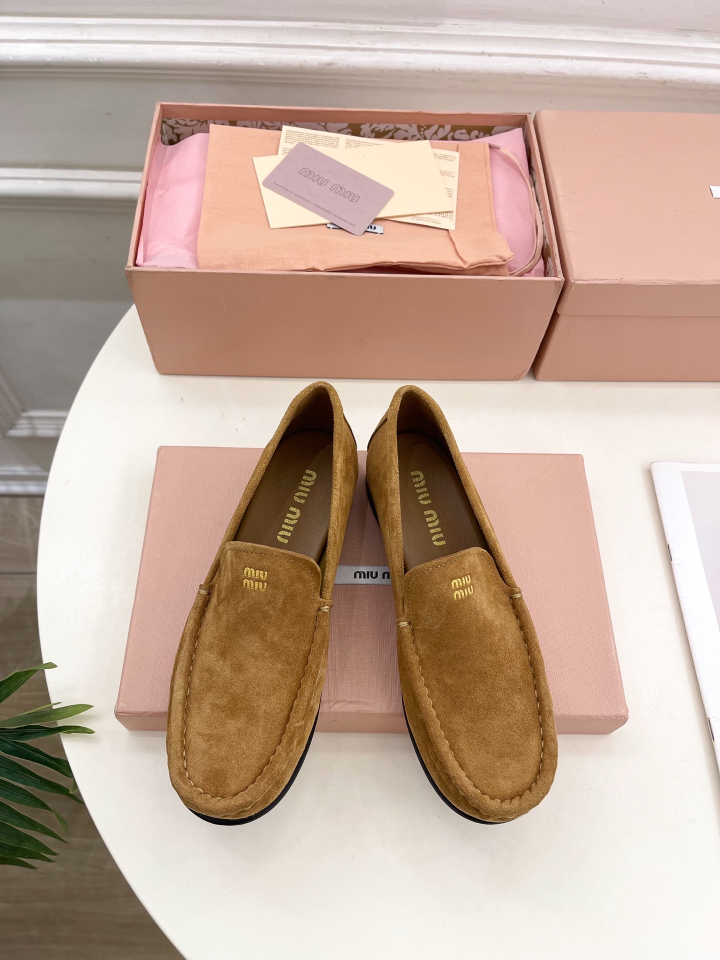 Miu Miu | 缪缪  25𝐬𝐬

🖤2025春夏新品   专柜主打最新走秀款 经典字母复古乐福鞋 
