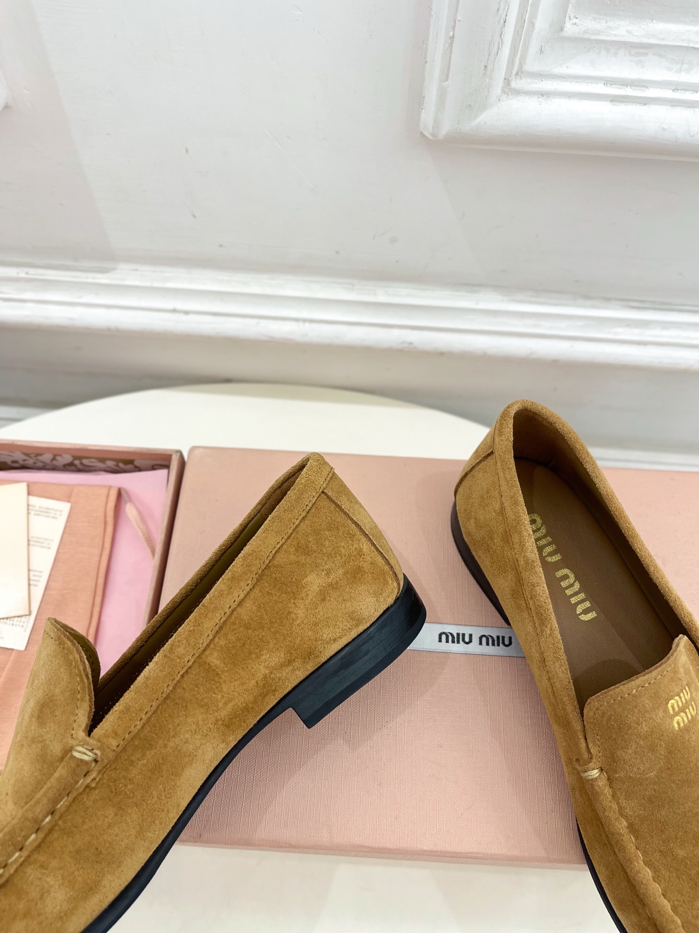 Miu Miu | 缪缪  25𝐬𝐬

🖤2025春夏新品   专柜主打最新走秀款 经典字母复古乐福鞋 