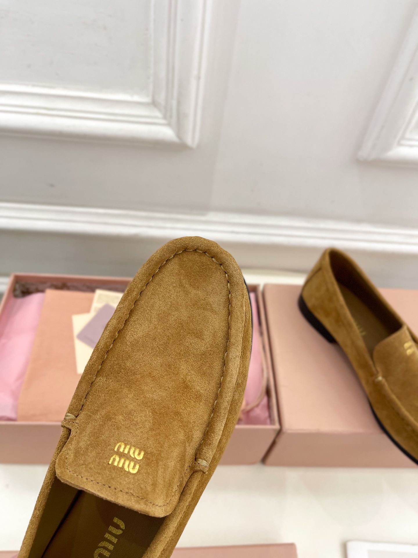Miu Miu | 缪缪  25𝐬𝐬

🖤2025春夏新品   专柜主打最新走秀款 经典字母复古乐福鞋 