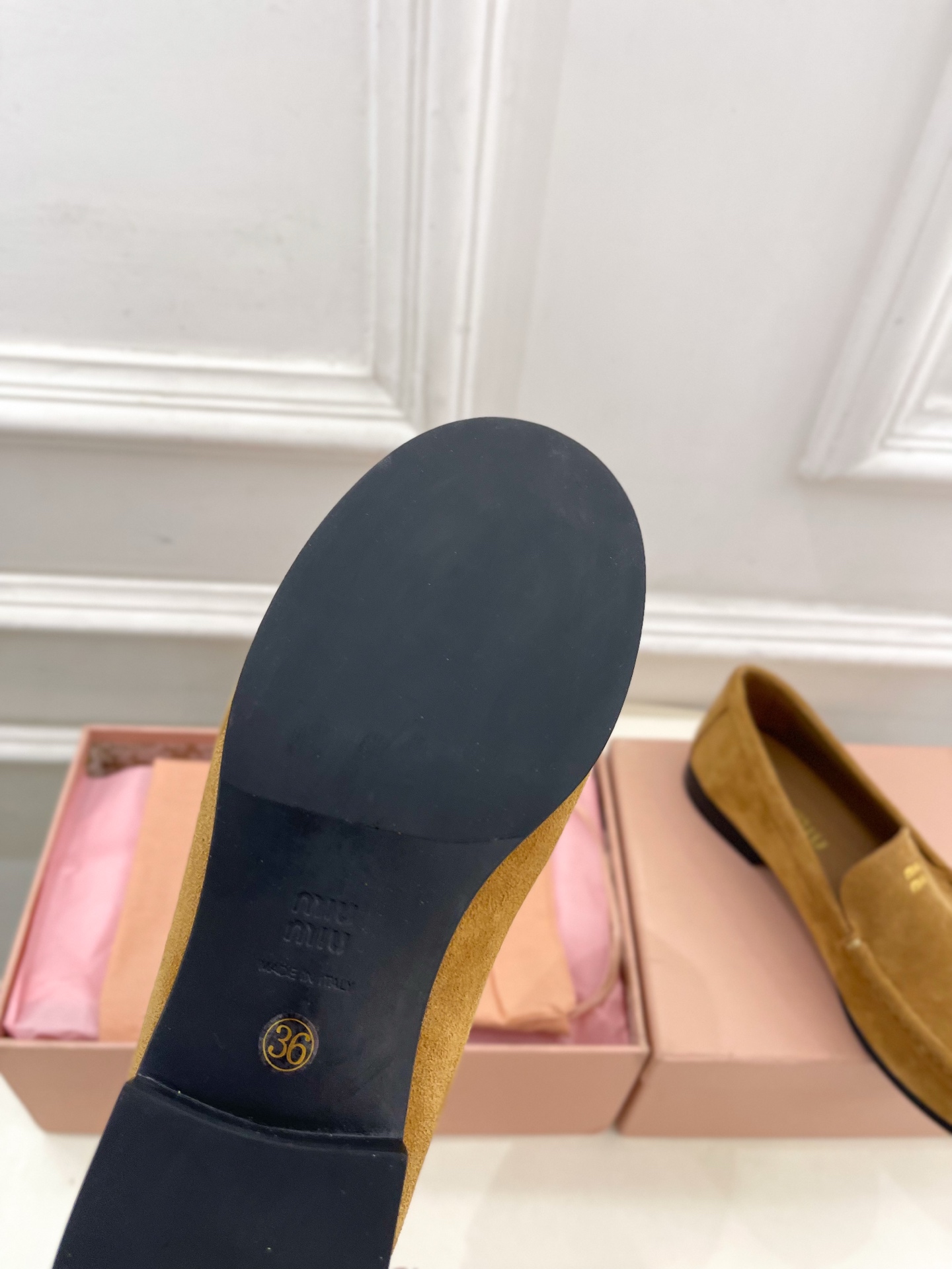 Miu Miu | 缪缪  25𝐬𝐬

🖤2025春夏新品   专柜主打最新走秀款 经典字母复古乐福鞋 