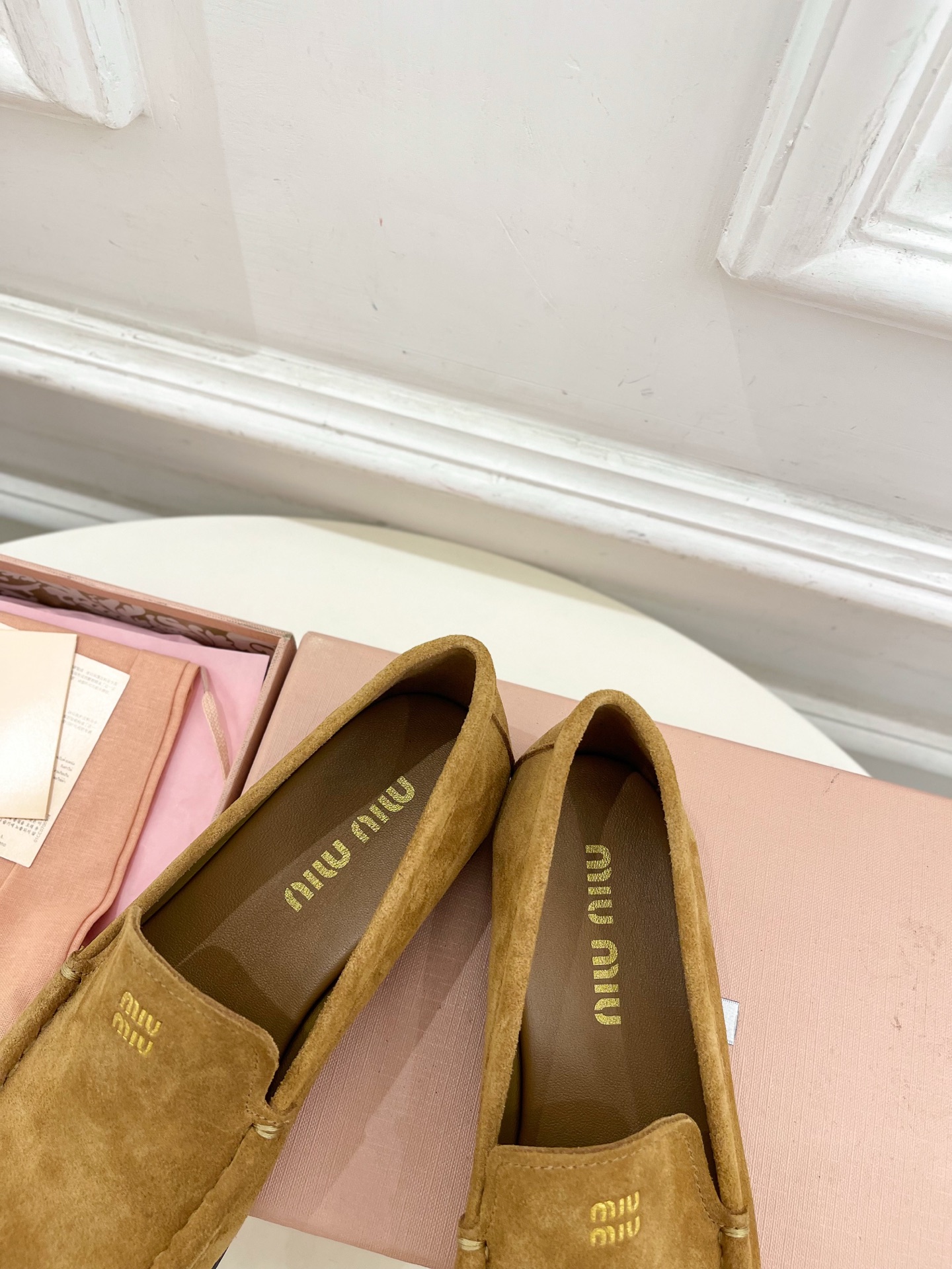 Miu Miu | 缪缪  25𝐬𝐬

🖤2025春夏新品   专柜主打最新走秀款 经典字母复古乐福鞋 