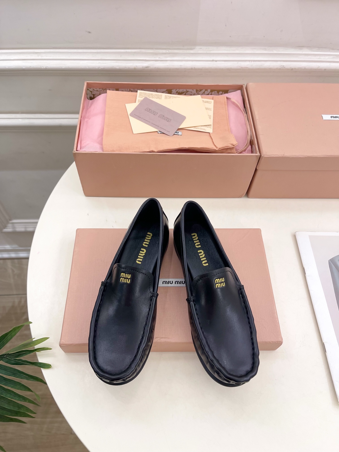 Miu Miu | 缪缪  25𝐬𝐬

🖤2025春夏新品   专柜主打最新走秀款 经典字母复古乐福鞋 